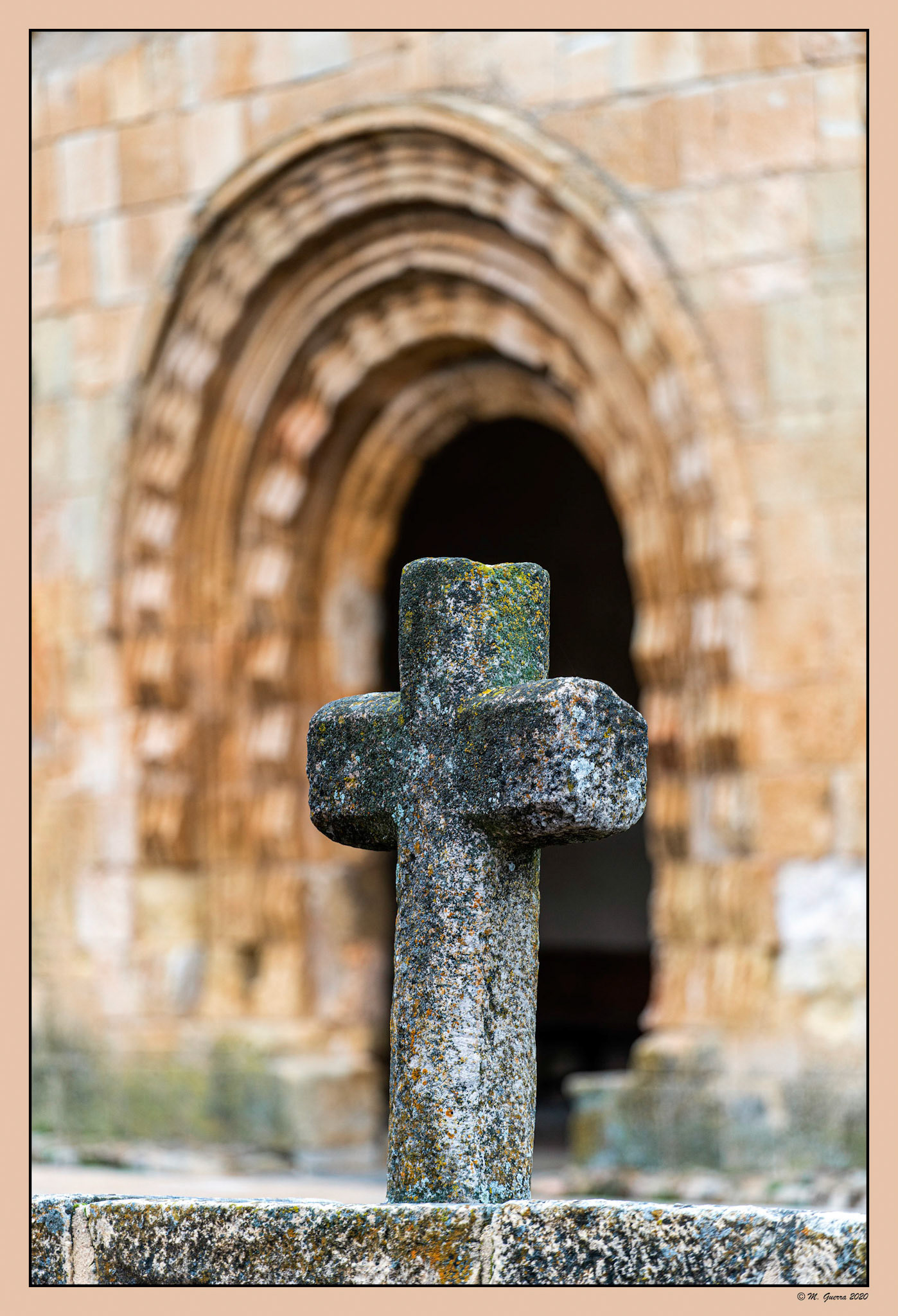 Cruz de piedra en Sotosalbos. Ampliar