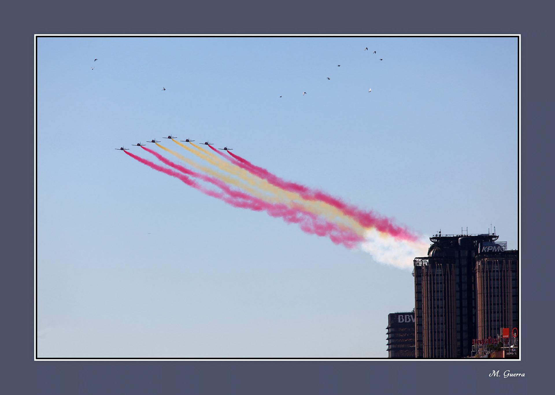 La patrulla Águila en el desfile de las FFAA en Madrid. Ampliar