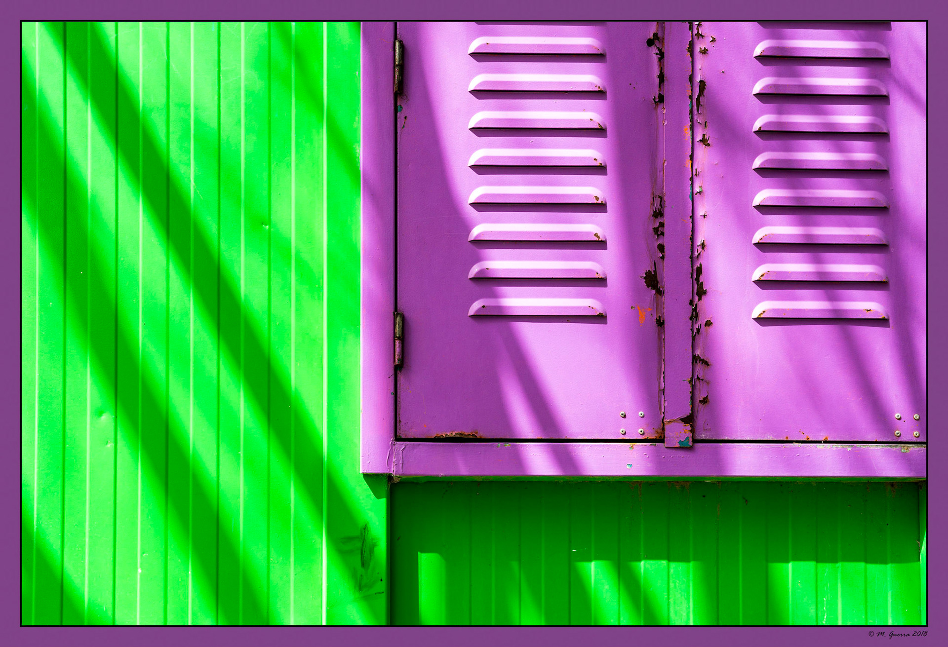 Caseta con colores y sombras en Fuentidueña de Tajo. Ampliar