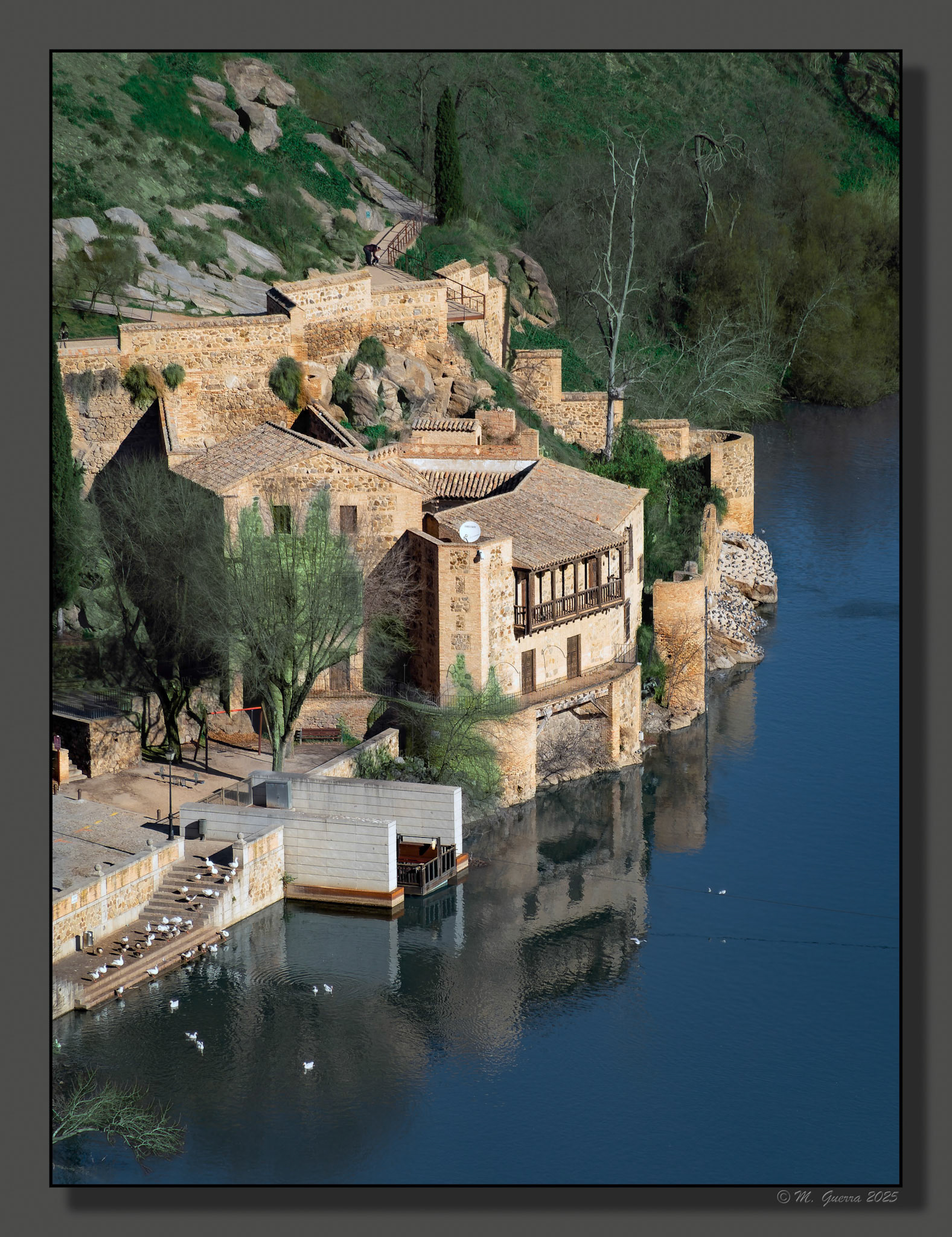 Casas a la orilla del río Tajo en Toledo