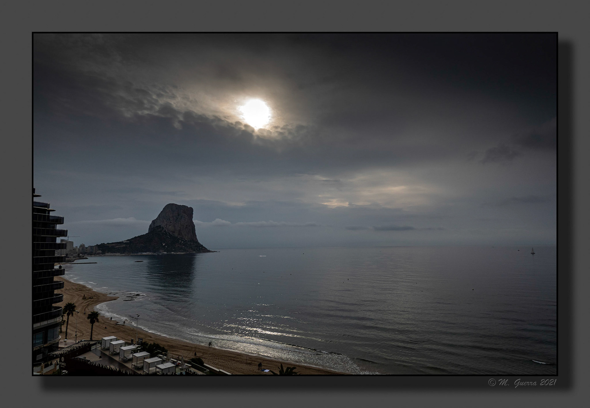 Nubes y el peñón de Ifach