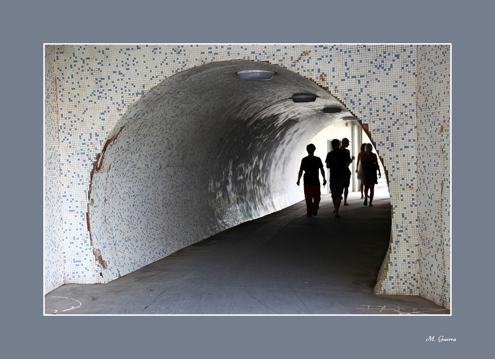 Túnel bajo un puente del Danubio en Budapest. Ampliar