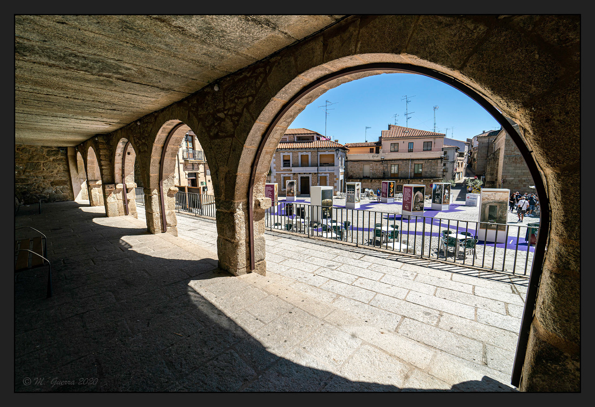 Soportales de la plaza mayor de Fermoselle. Ampliar