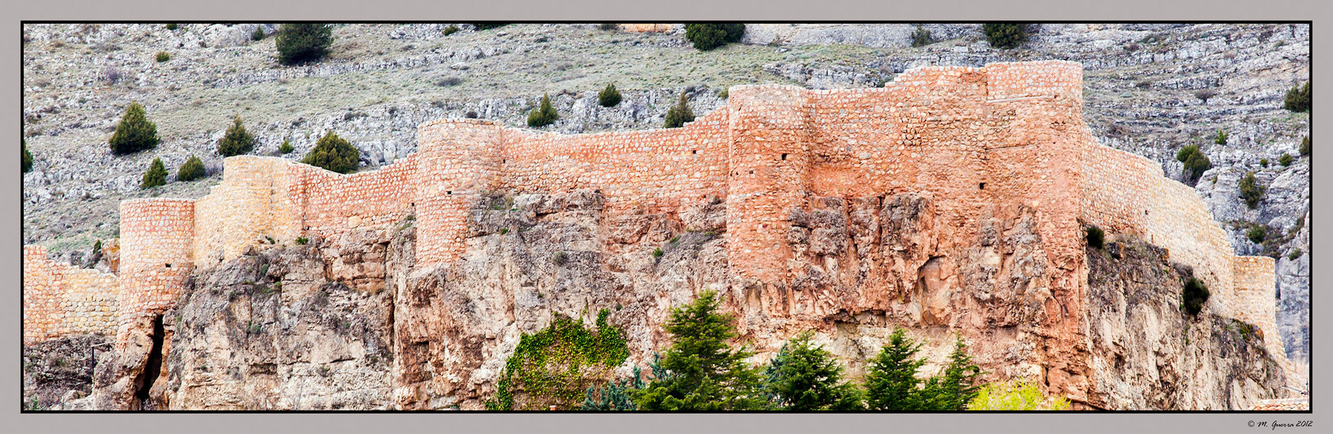 Casas y el castillo del andador en Albarracín. Ampliar