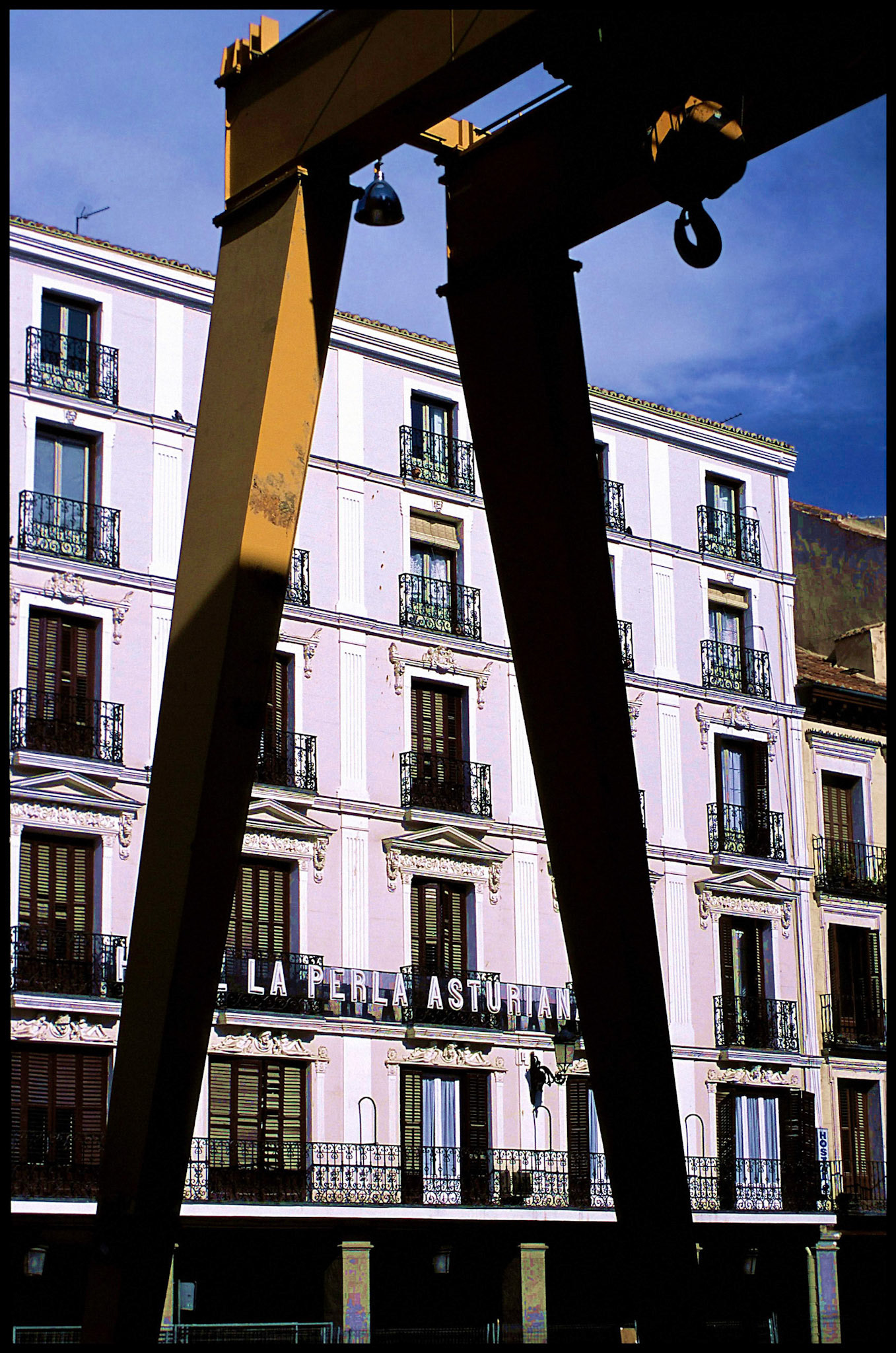 Grúa en plaza de Madrid. Ampliar