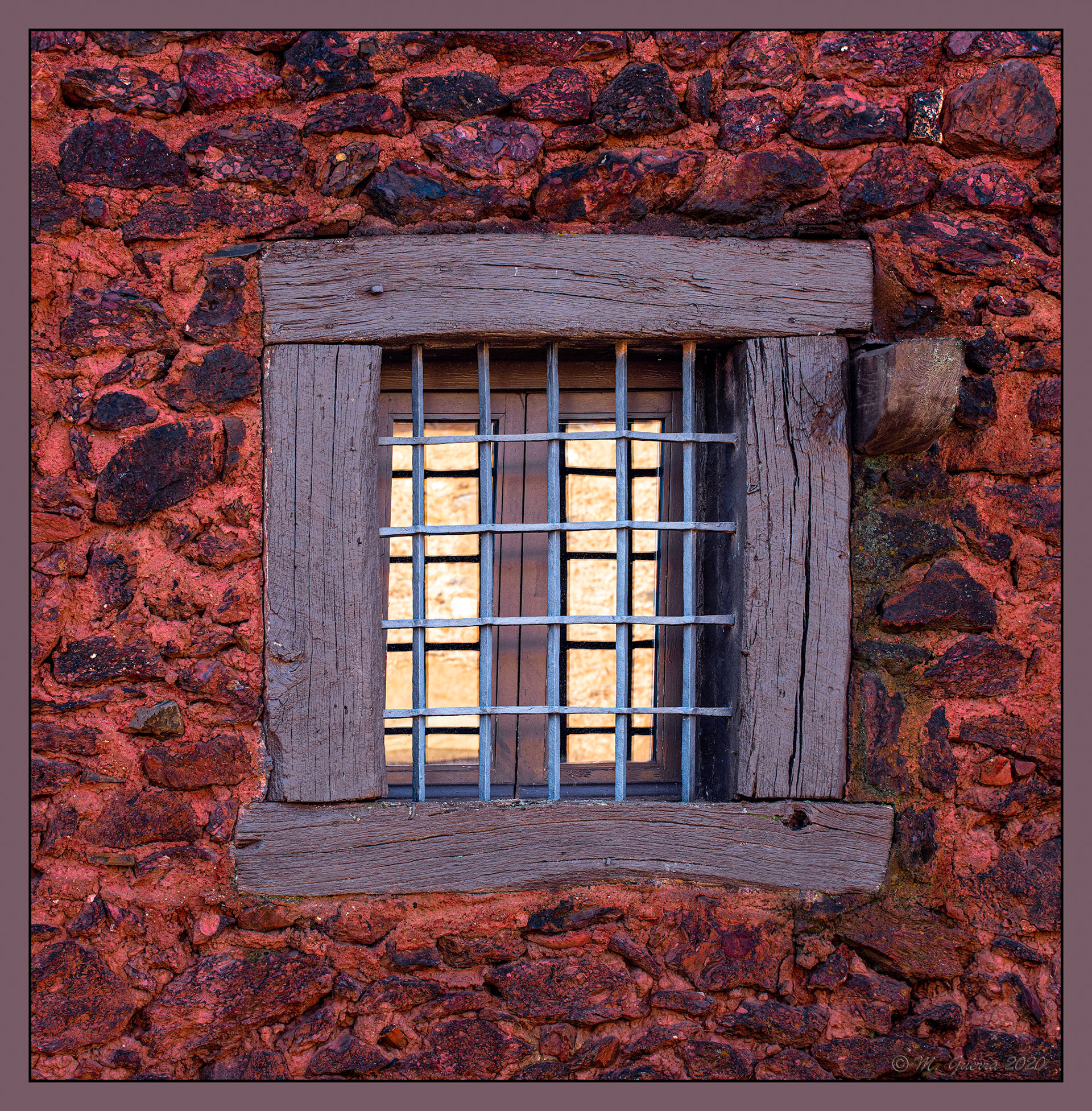 Ventana de una casa de Madriguera. Ampliar