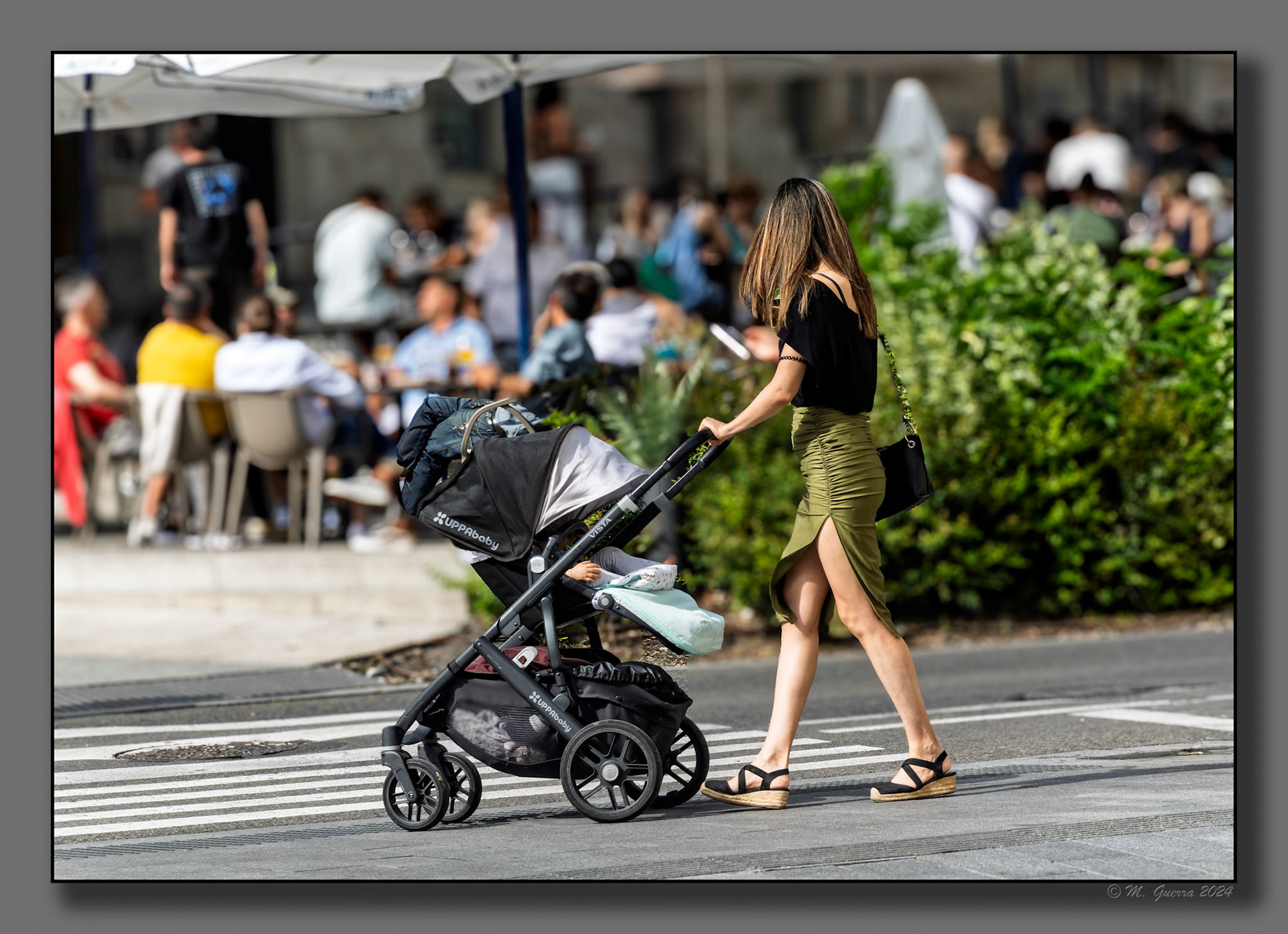 Chica paseando a su hijo en un carrito en Vitoria