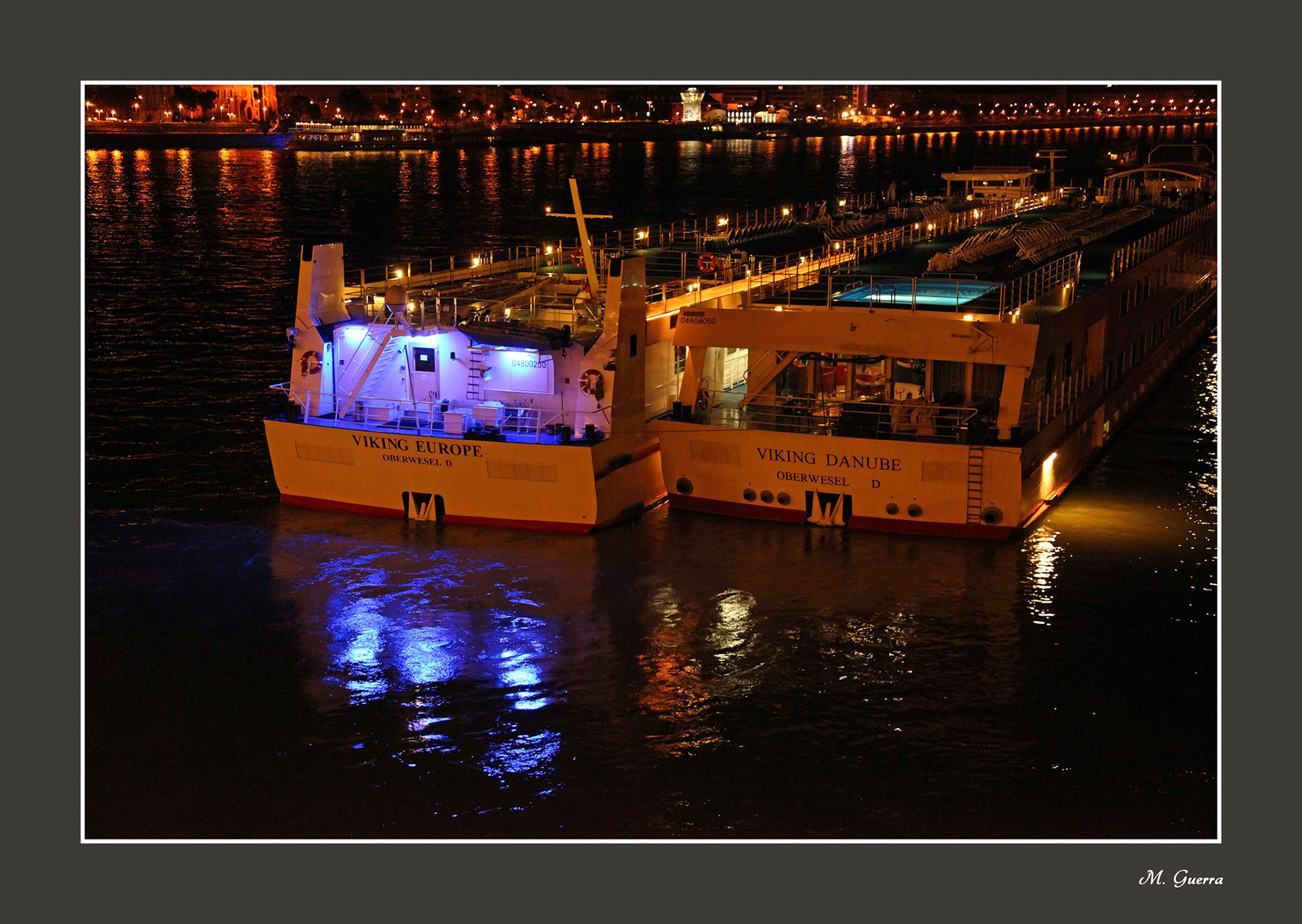 Barcos-Hotel sobre el río Danubio en Budapest. Ampliar