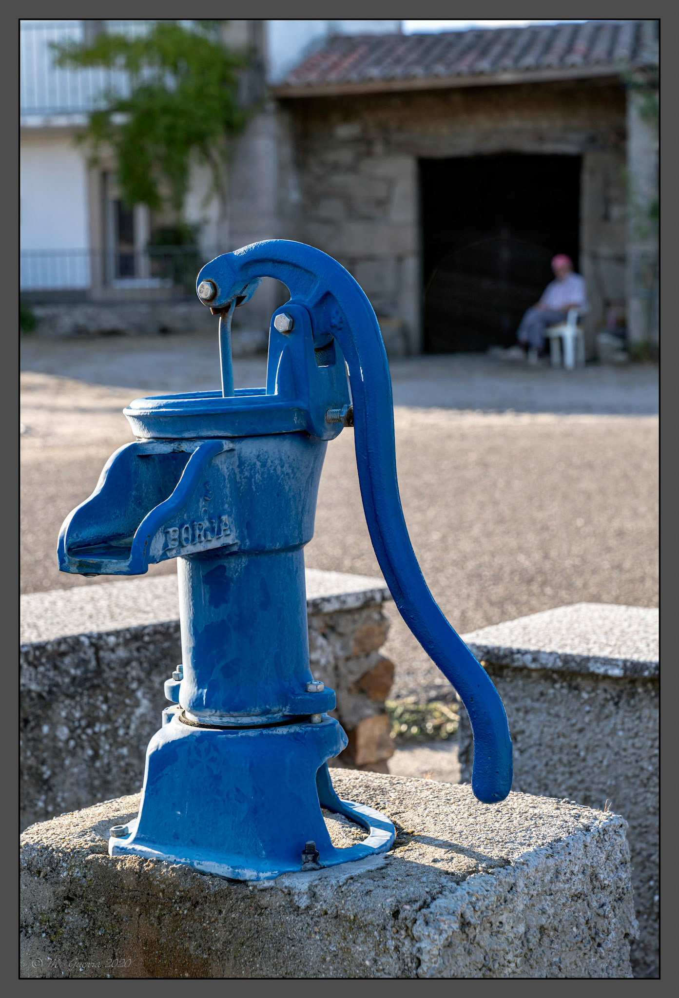 Antigua fuente azul en Tudera. Ampliar