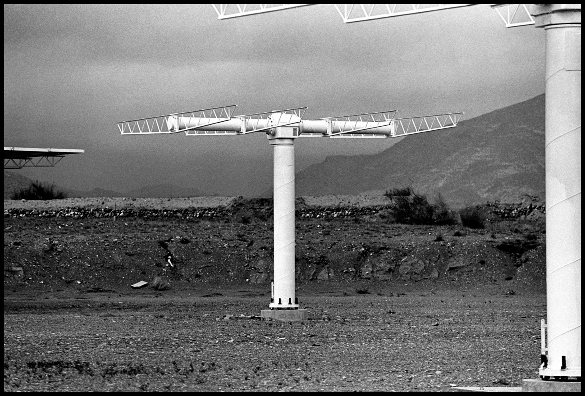 El campo de heliostatos de la central solar de Almería antes de colocar los espejos. Ampliar