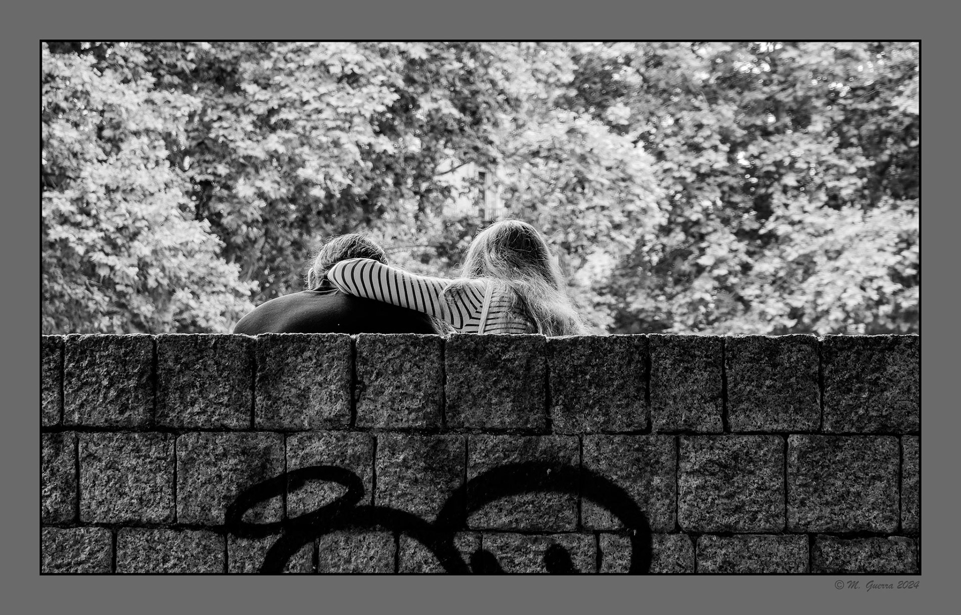 Pareja en una pared de Vitoria