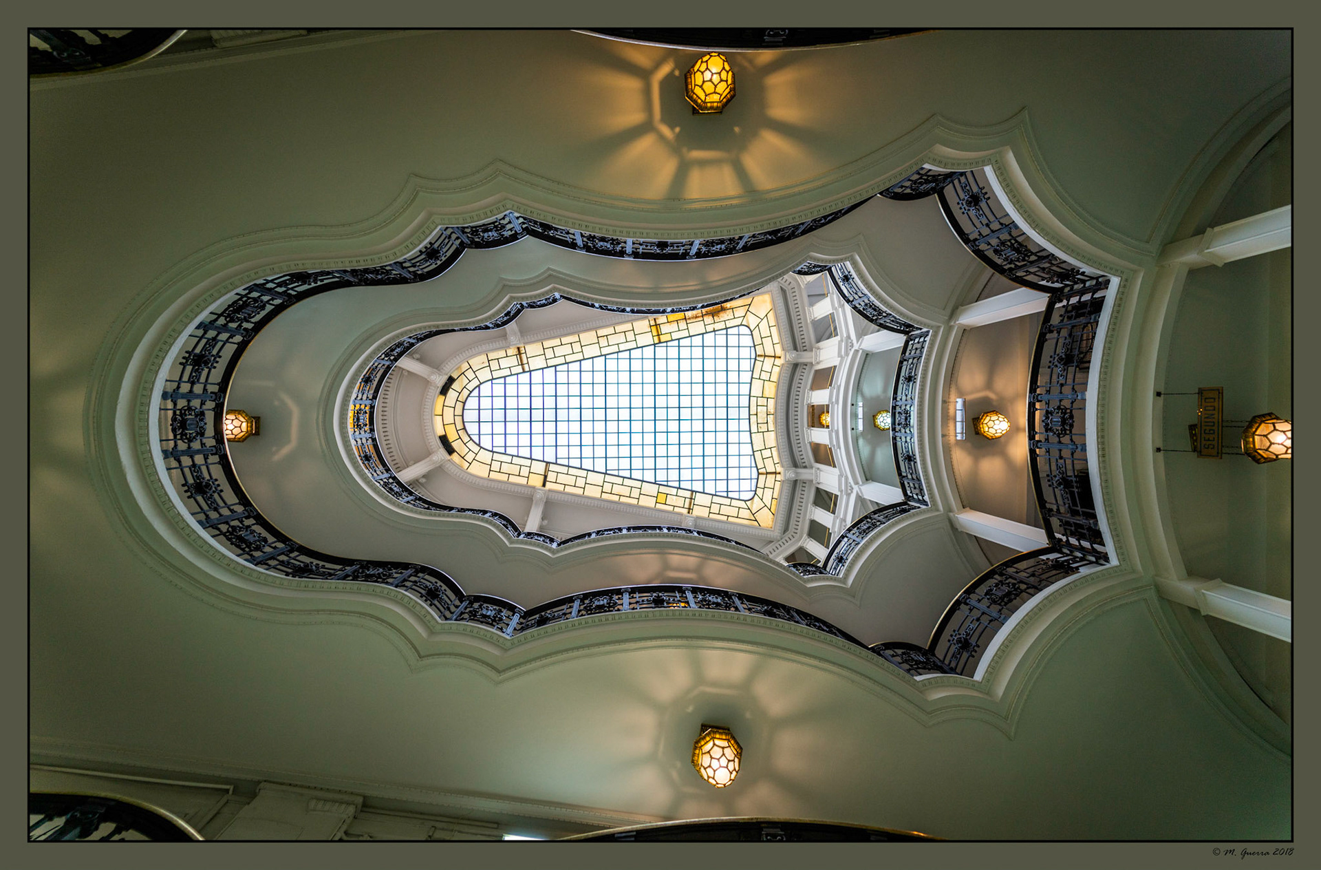 Escalera interior del edificio del Centro Comercial más antiguo de Europa en la calle Mayor. Ampliar