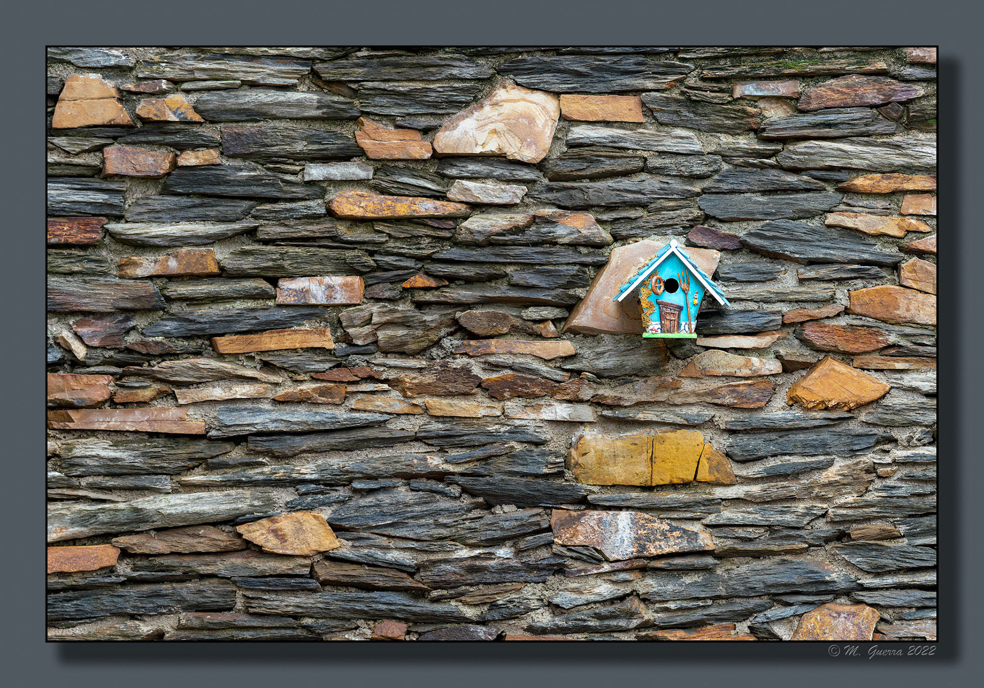 CAsita de pájaros en una pared de pizarra de una casa en La Hiruela