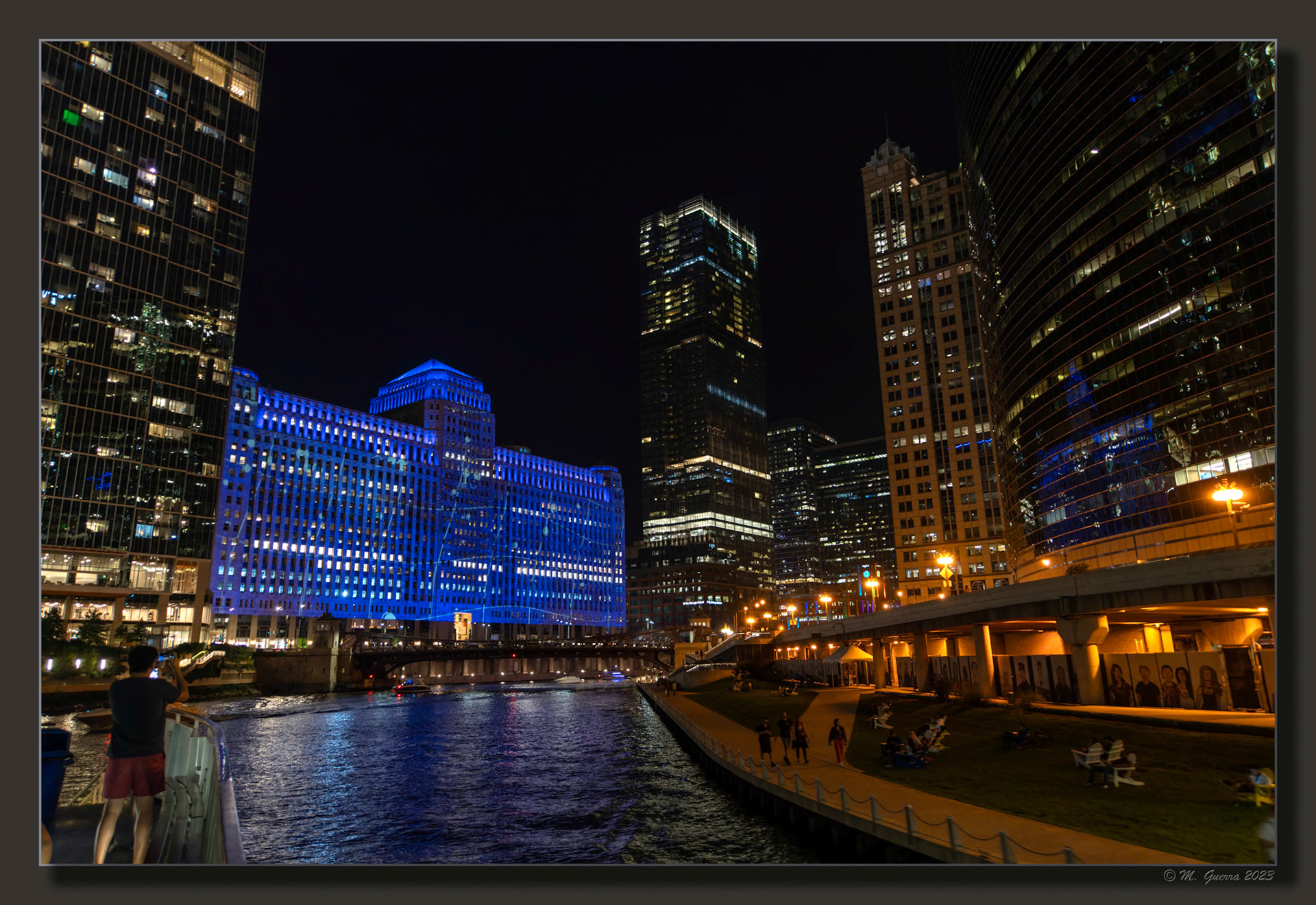 El Mercado Nacional de vestidos de novia y complementos a orillas del río de noche en Chicago. 100ASA
