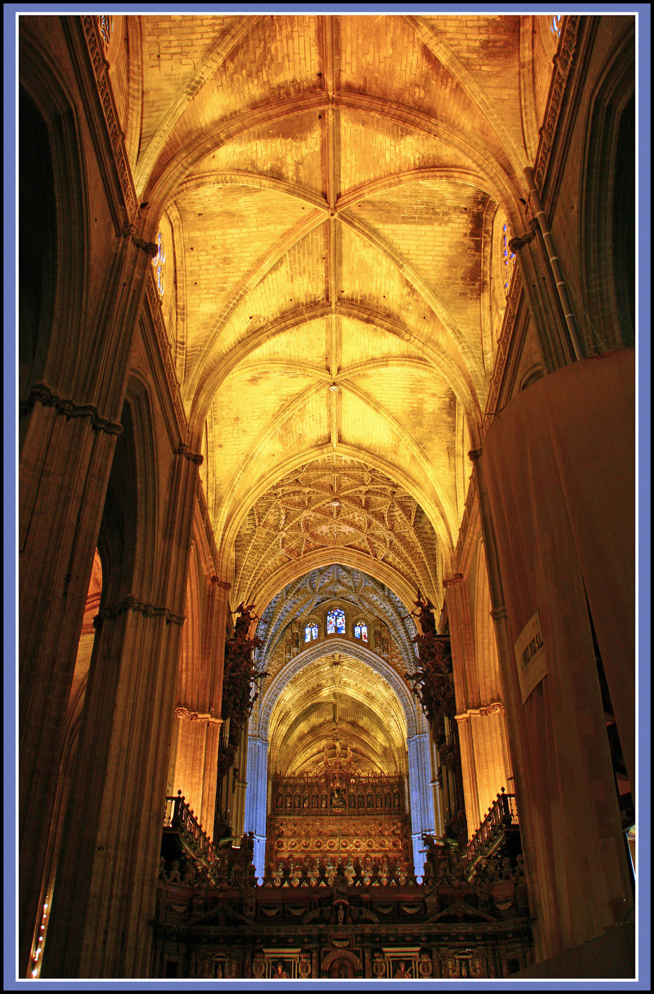Interior de la Catedral de Sevilla. Ampliar