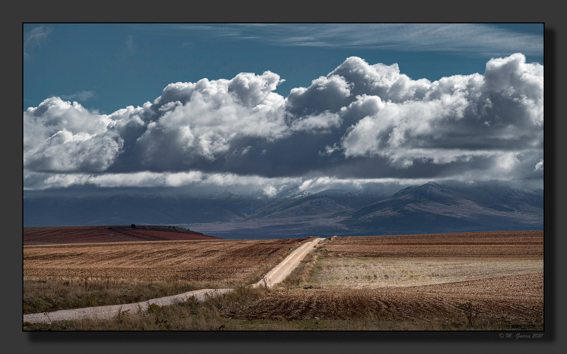 Camino y montañas cerca de Maderuelo