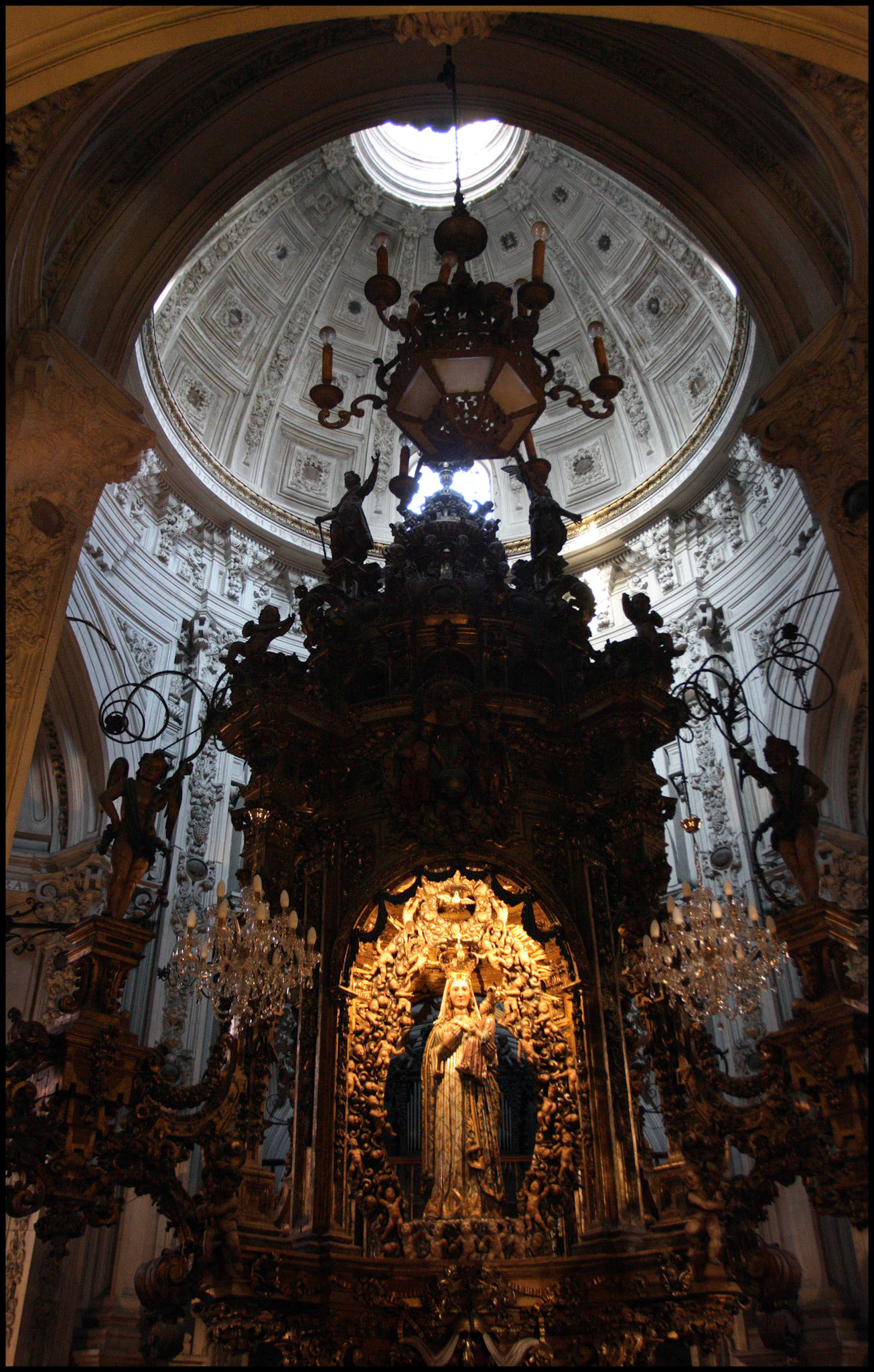 La virgen de los ojos grandes en la catedral de Lugo. Ampliar