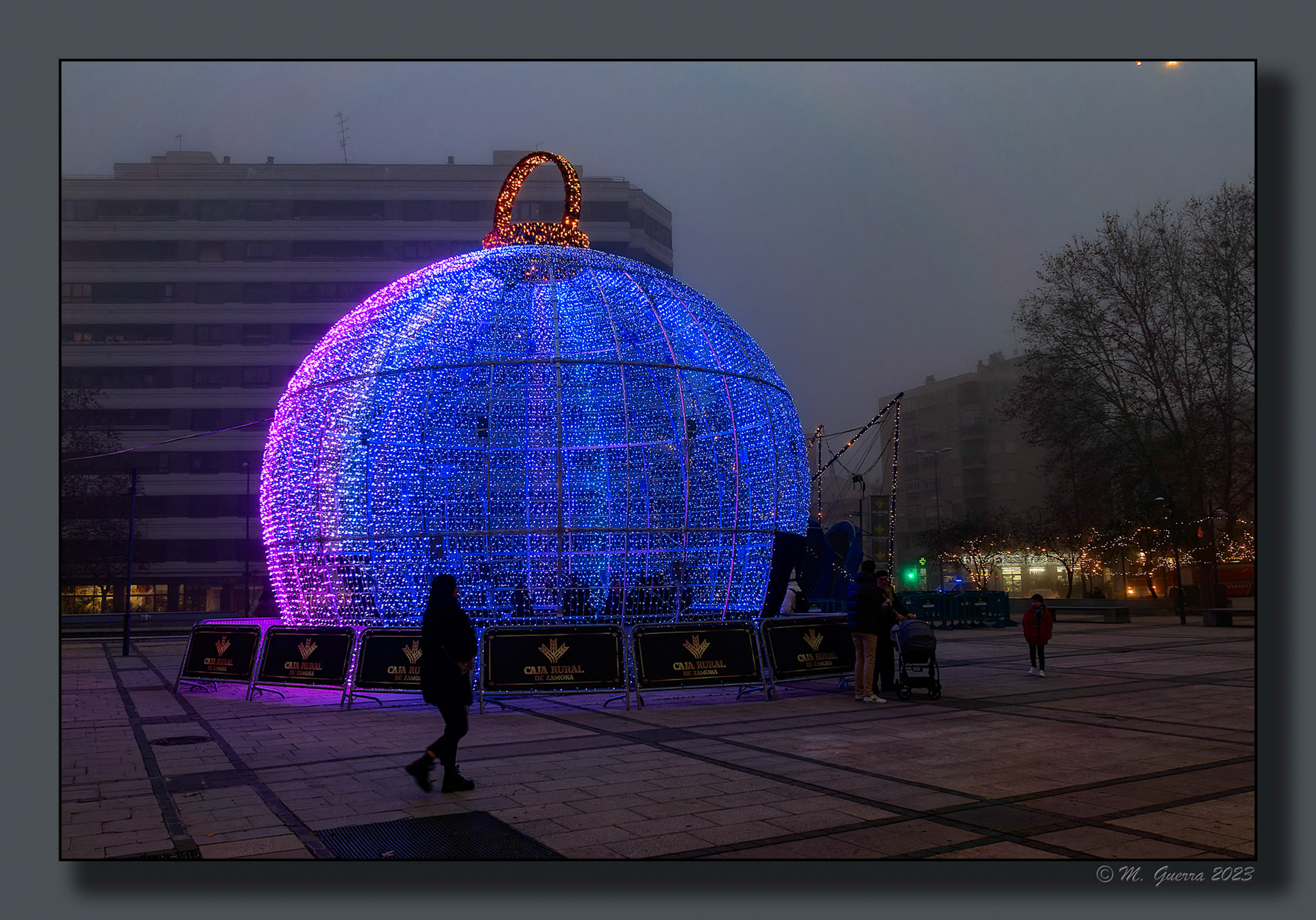 Luces de Navidad de noche en la plaza de la Marina de Zamora