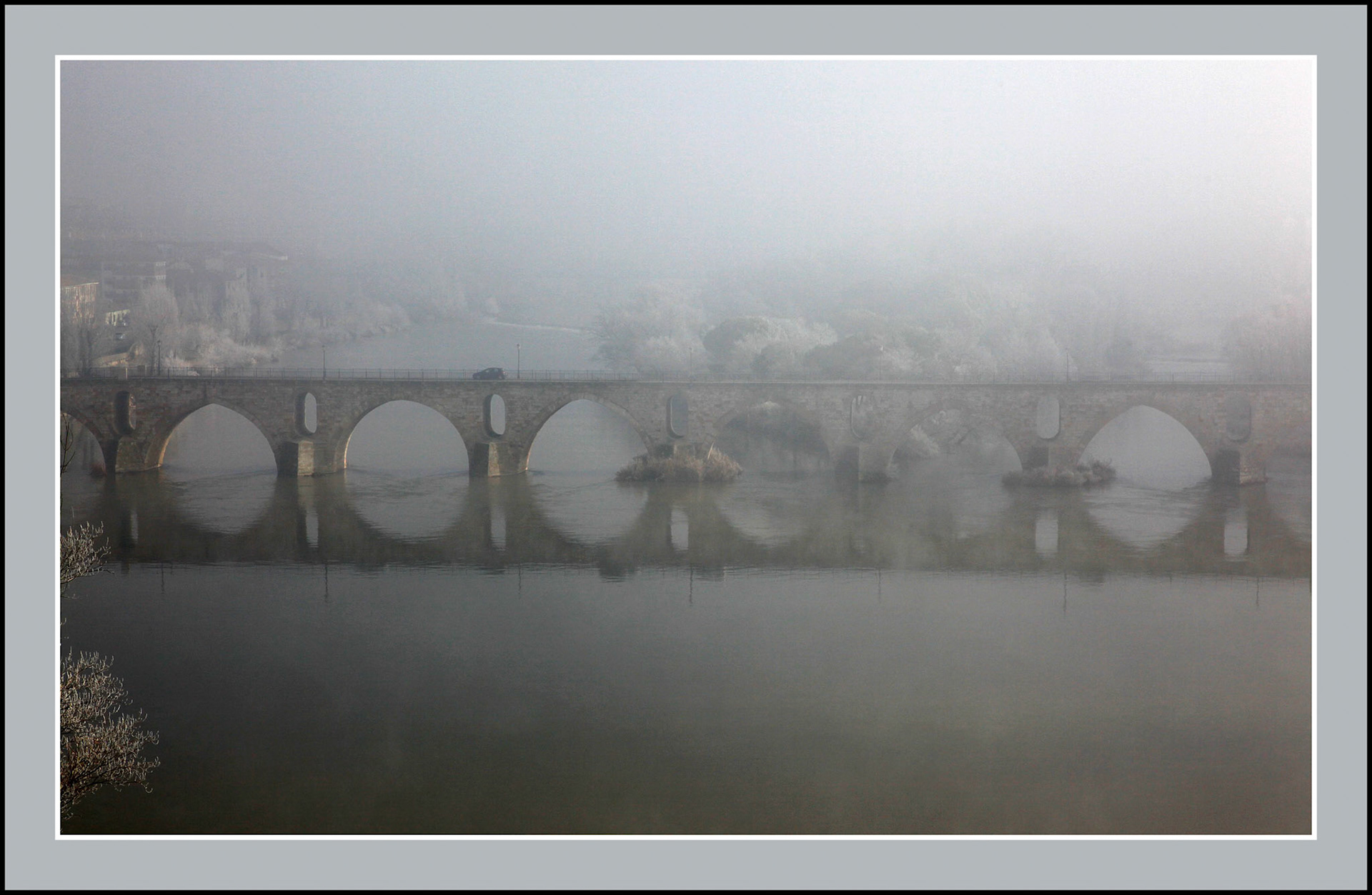 El puente de piedra sobre el río Duero con niebla en Zamora. Ampliar