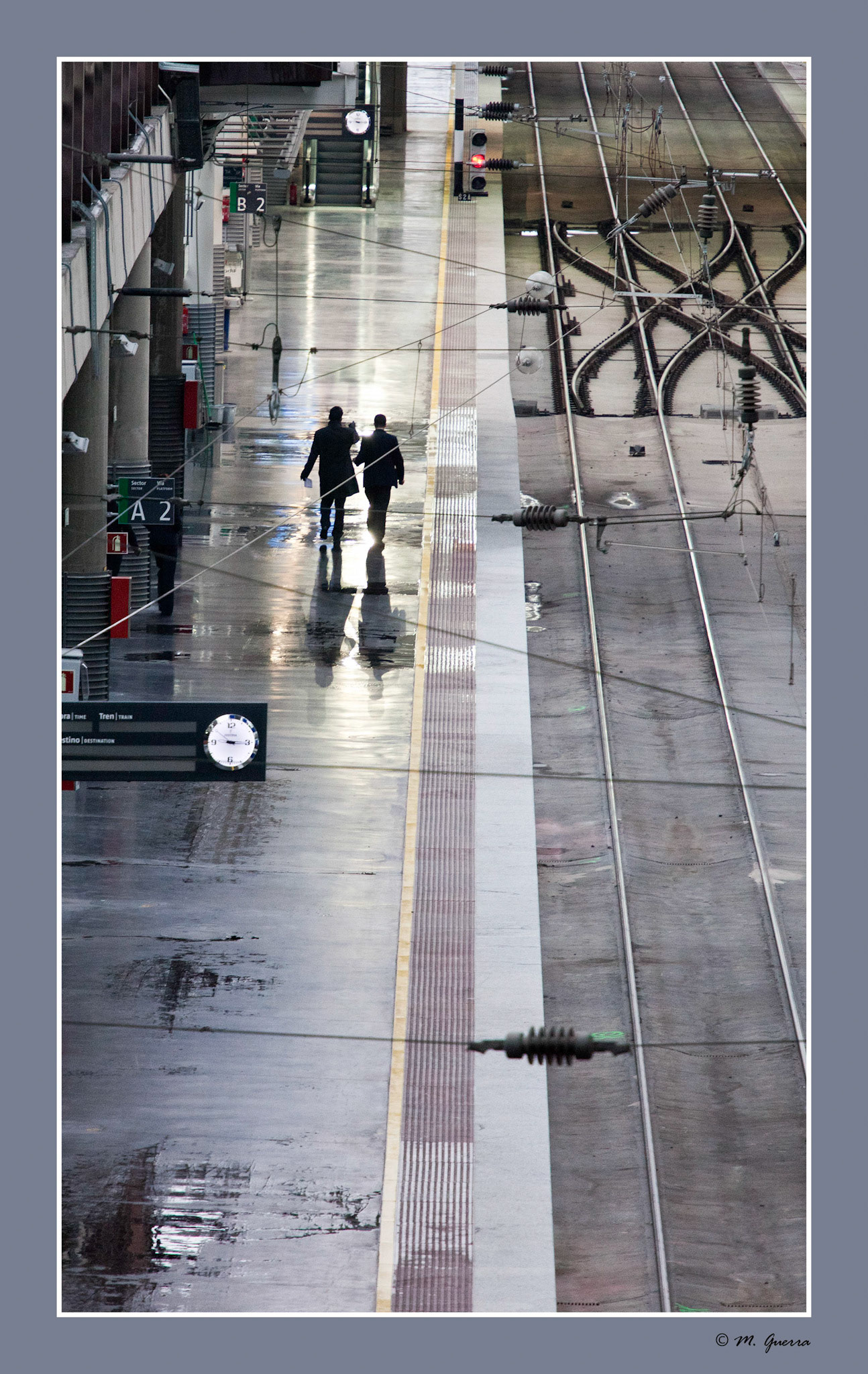 Una pareja paseando por un andén de La ampliación del AVE en la estación de trenes de Atocha en Madrid. Ampliar