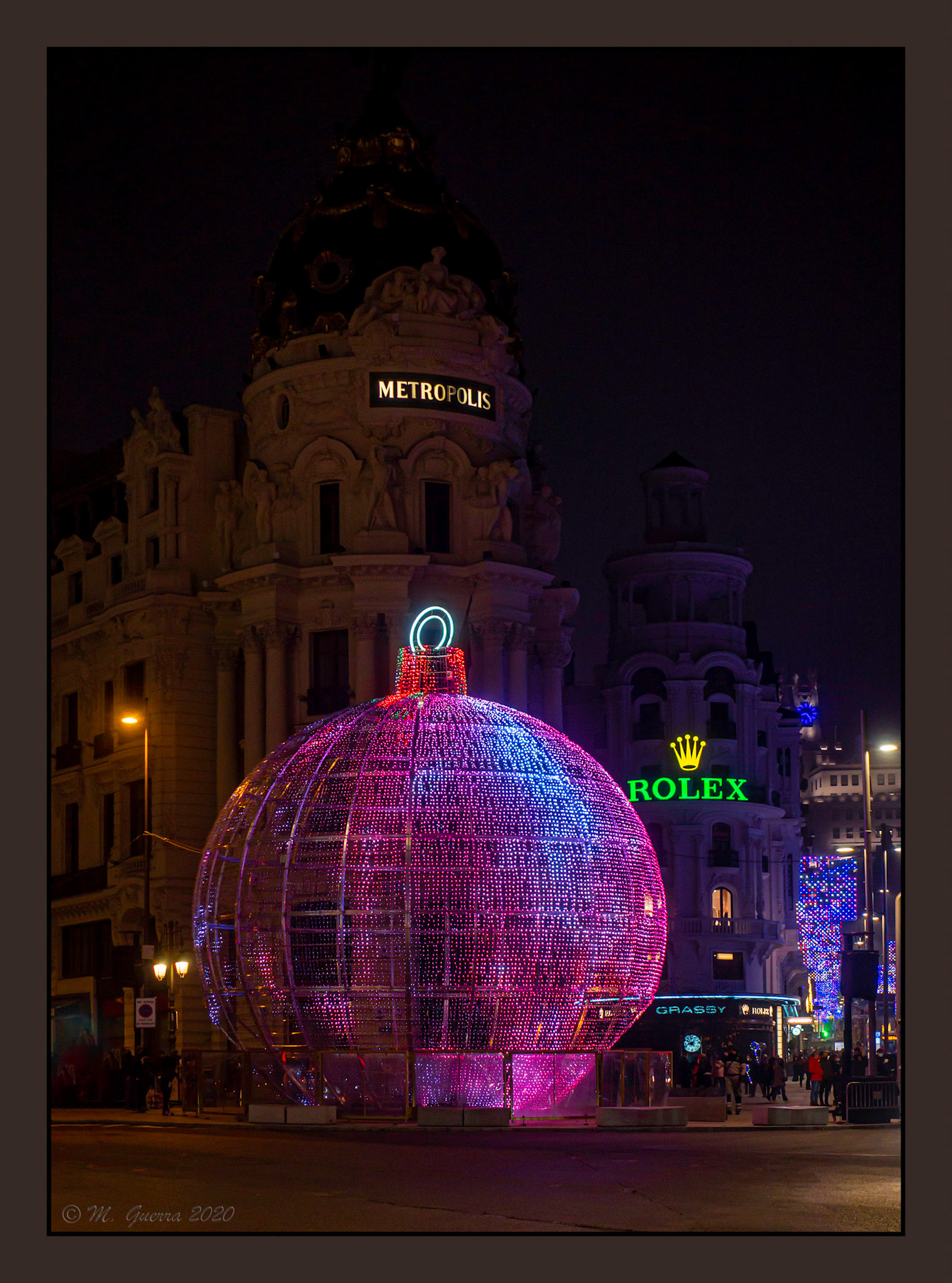 Bola de Navidad iluminada con diferentes colores en la confluencia de las calles de Alcalá y Gran Vía