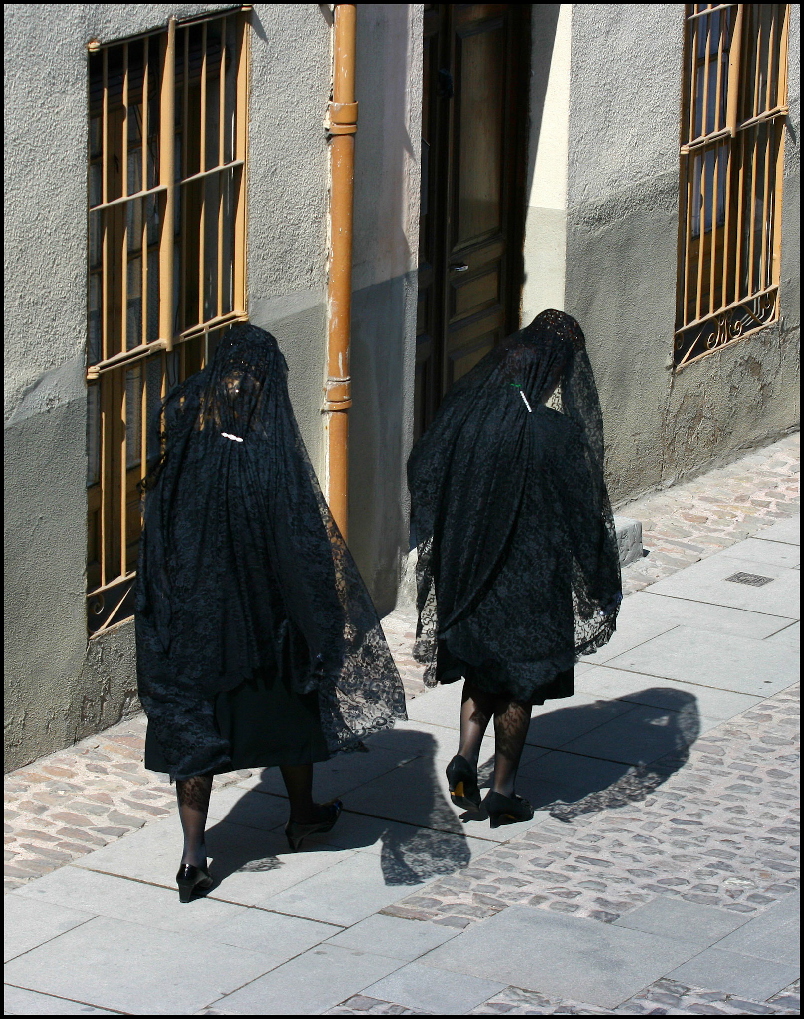 Dos mujeres volviendo de una procesión en Zamora. Ampliar