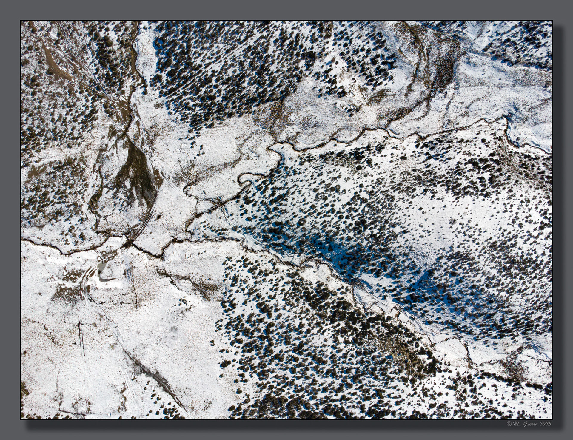 La sierra de Guadarrama en Madrid desde el dron con nieve en los alrededores del puerto de la Morcuera