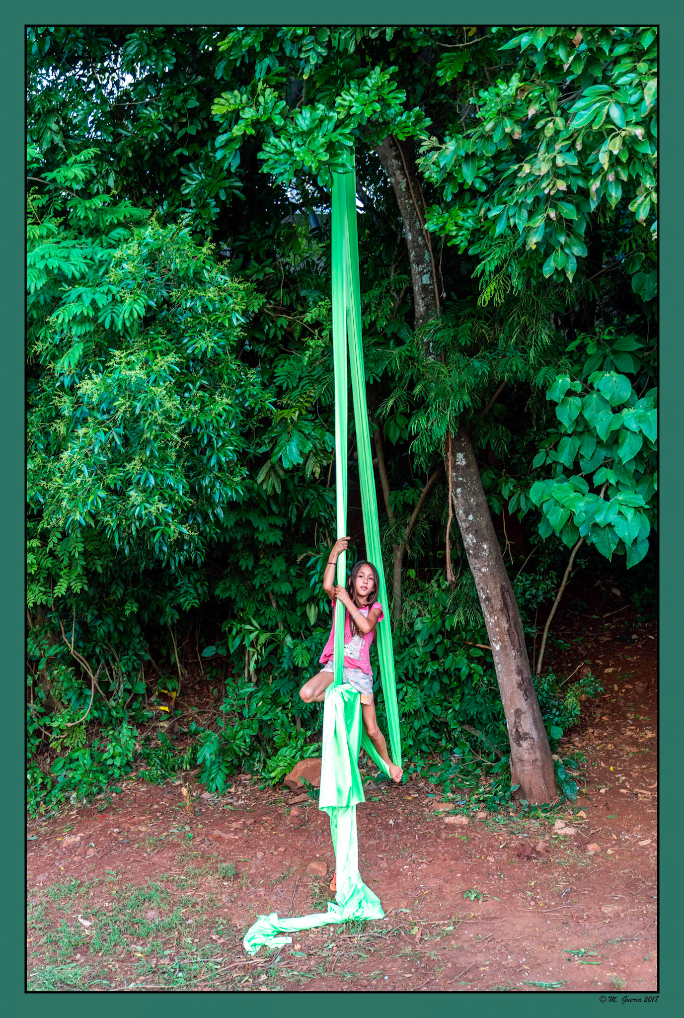 Una niña haciendo gimnasia con una sábana en el Hito de Iguazú. Ampliar