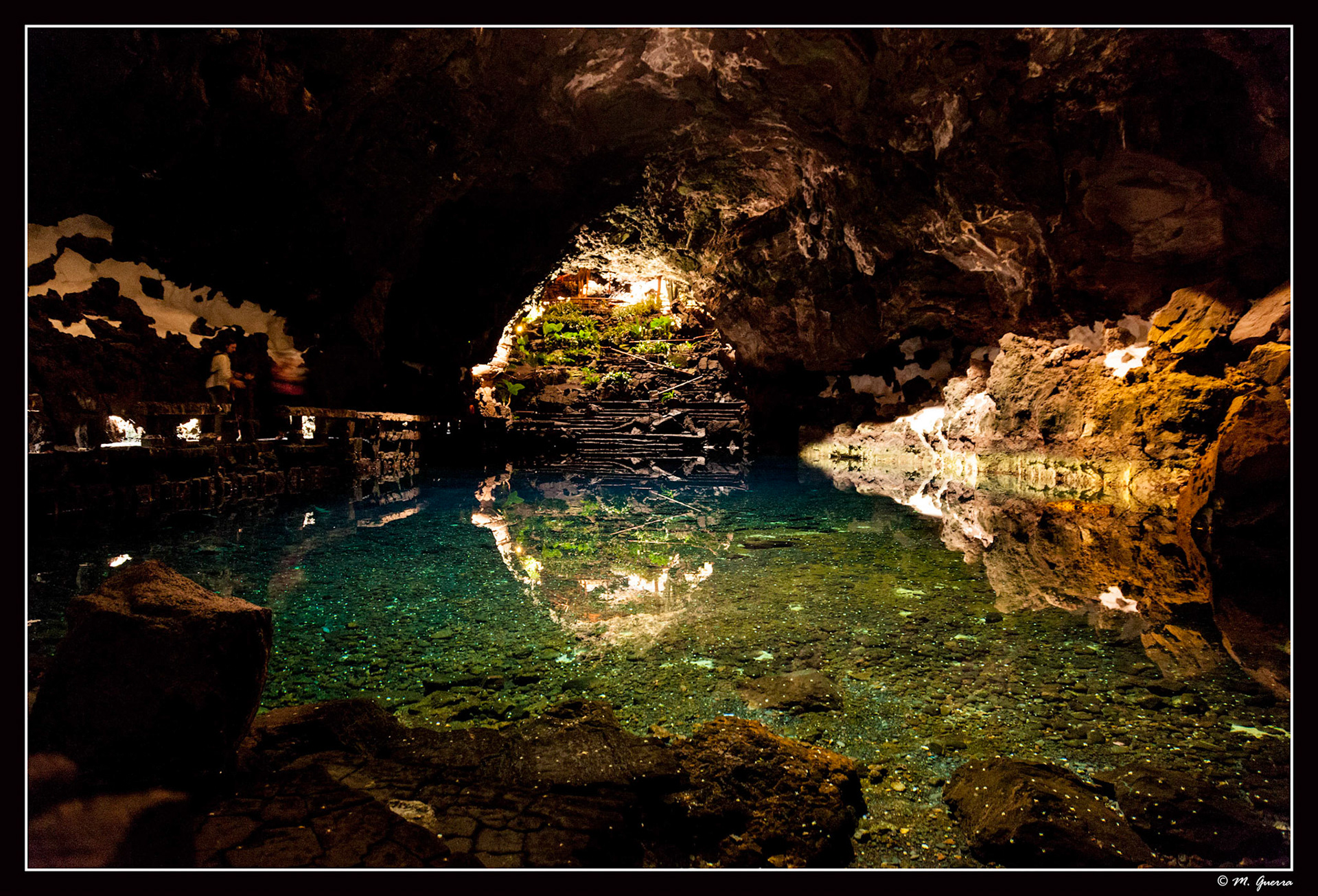 Los Jameos del Agua en Lanzarote con los jameitos al fondo. Ampliar