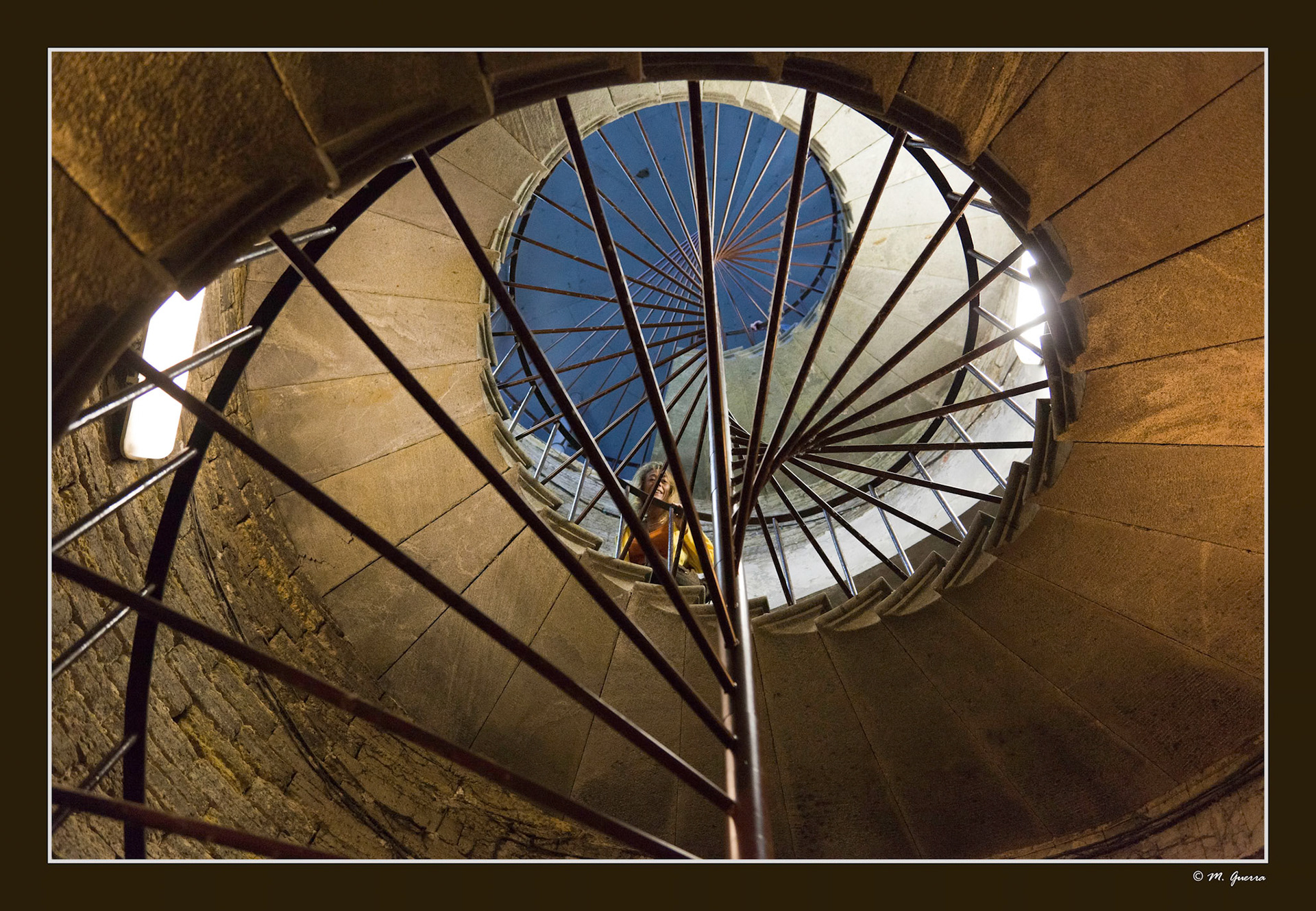 Mara en una escalera de caracol en La iglesia Isaakiyevskiy en San Petersburgo. Ampliar