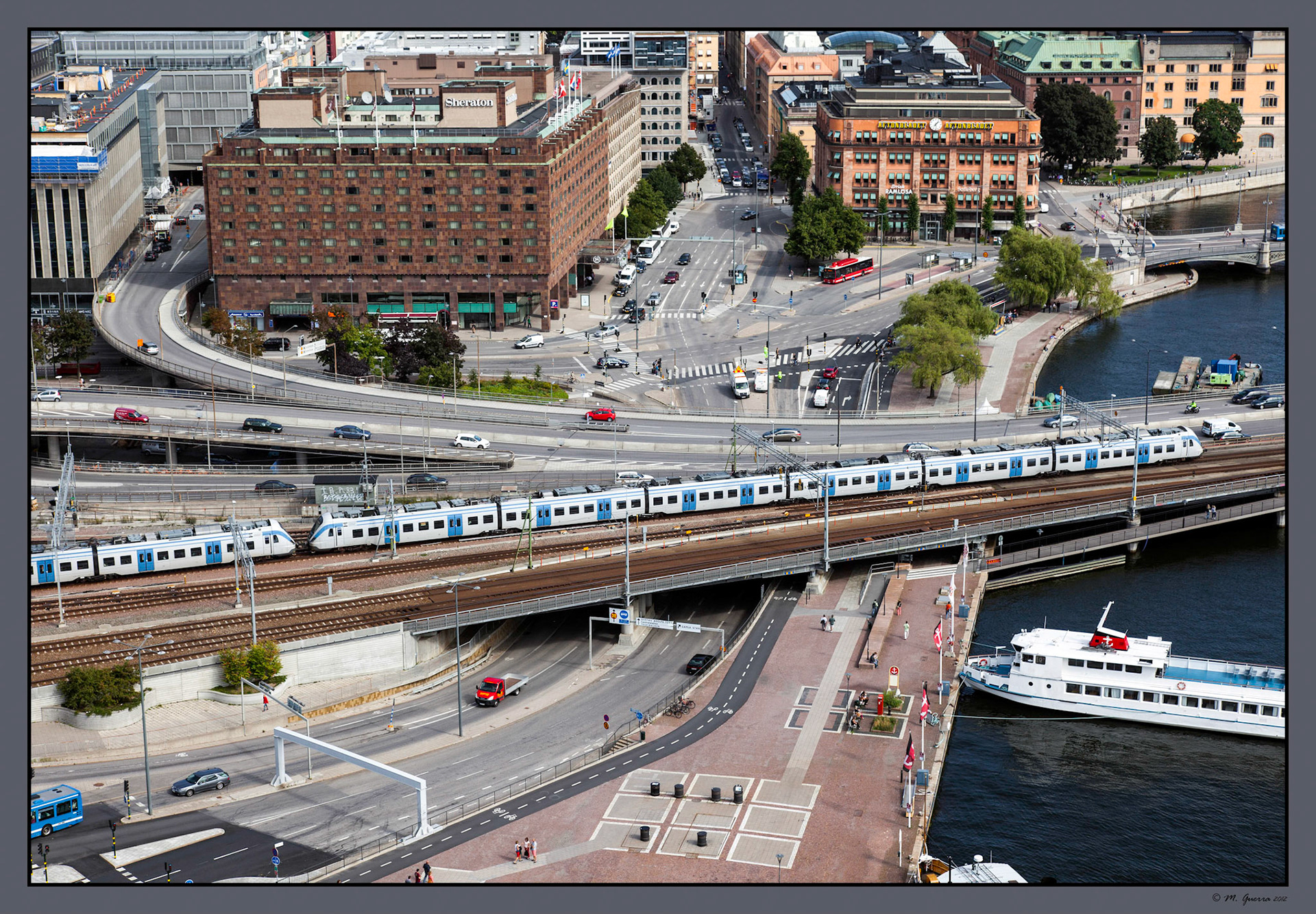 Tren en Estocolmo desde la torre del ayuntamiento. Ampliar