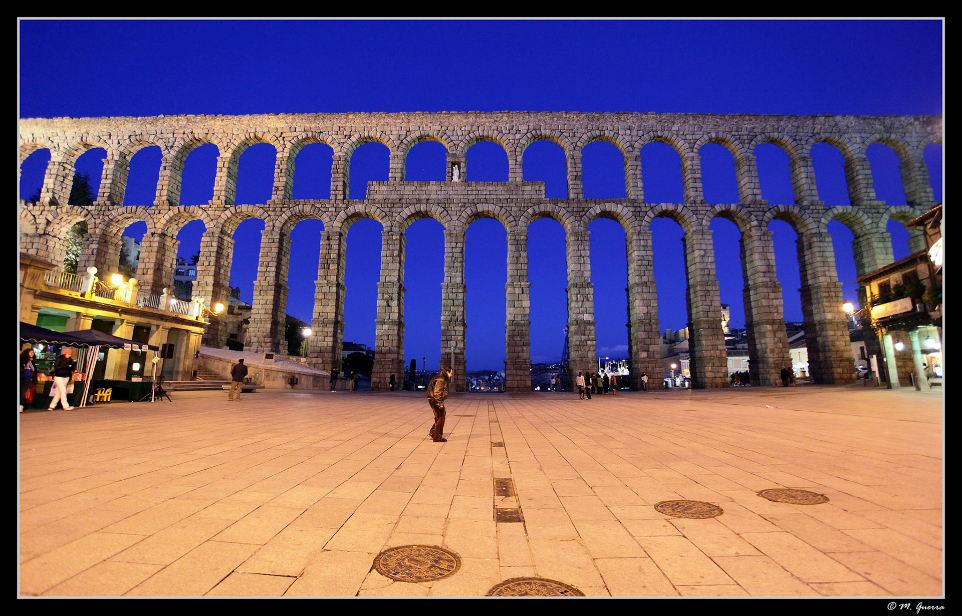 El acueducto de Segovia con luz azul. Ampliar. 100ASA