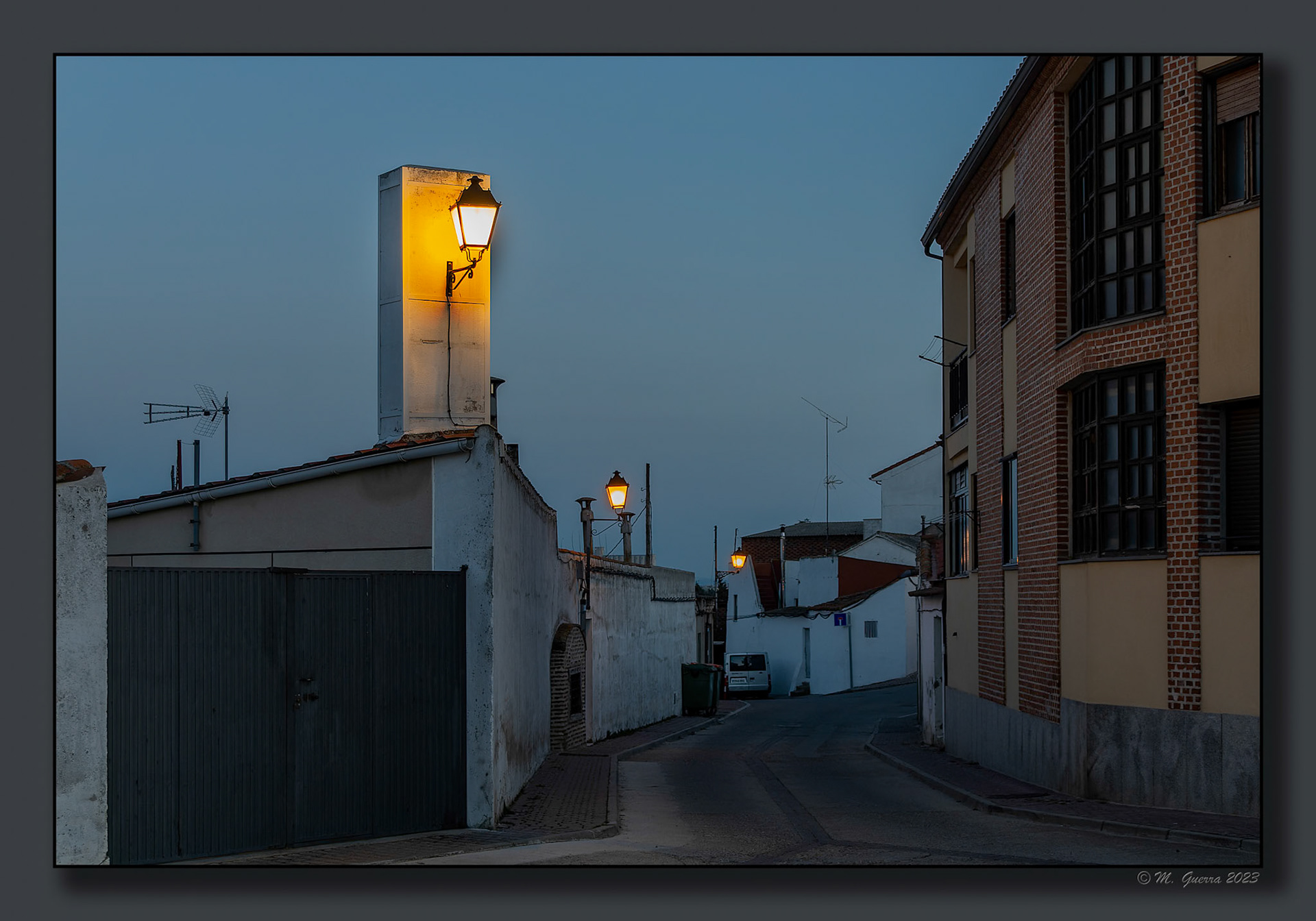 Torre iluminada en Arévalo con dos farolas en fila. 100ASA