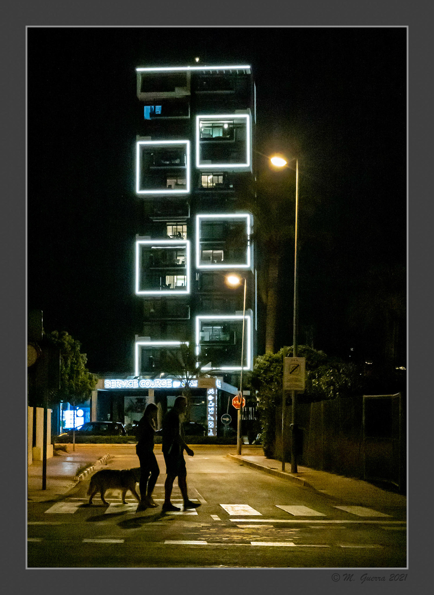 Edificio con una iluminacion singular en Calpe