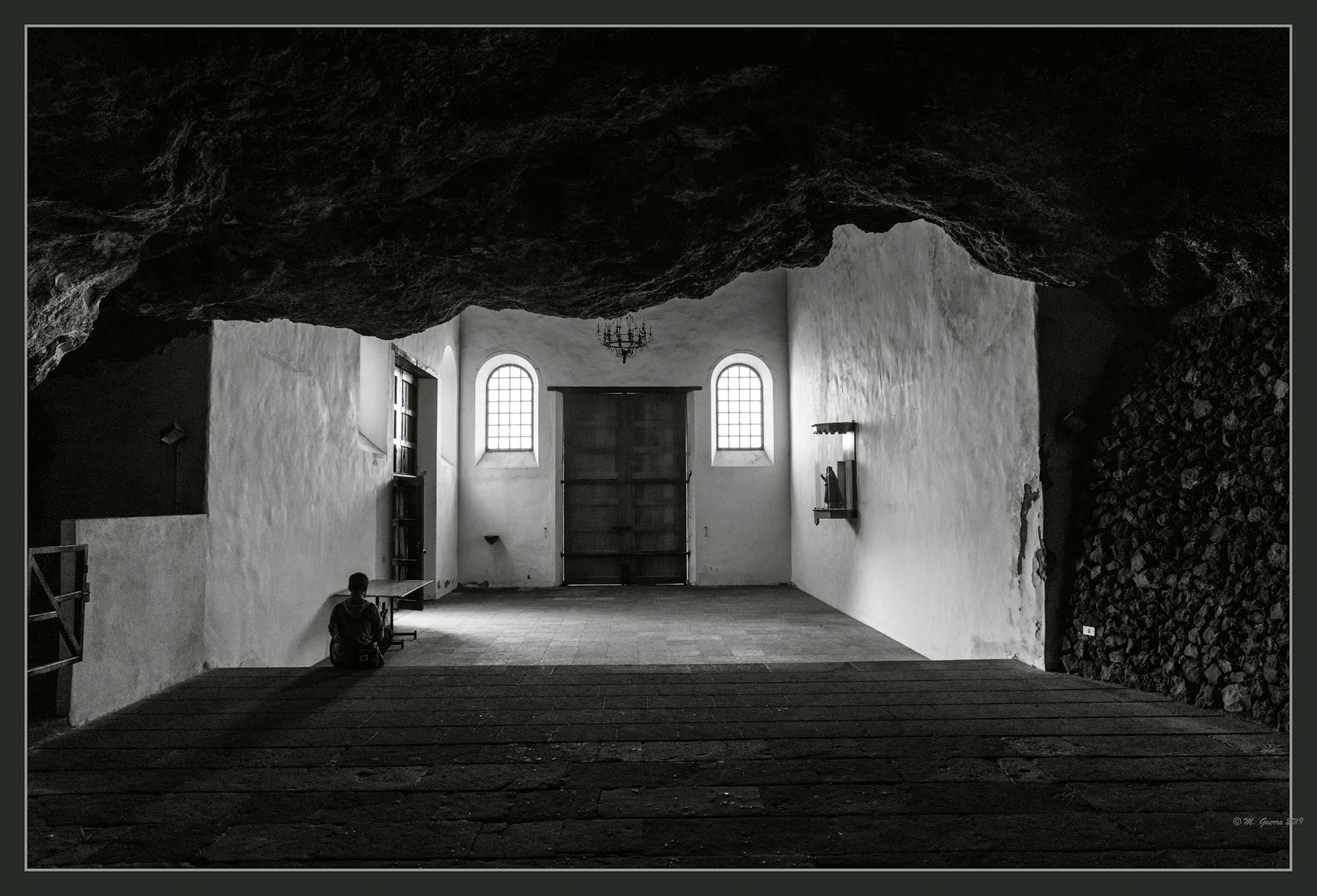 Interior de ermita excavada en la roca en Candelaria. Ampliar. 100ASA