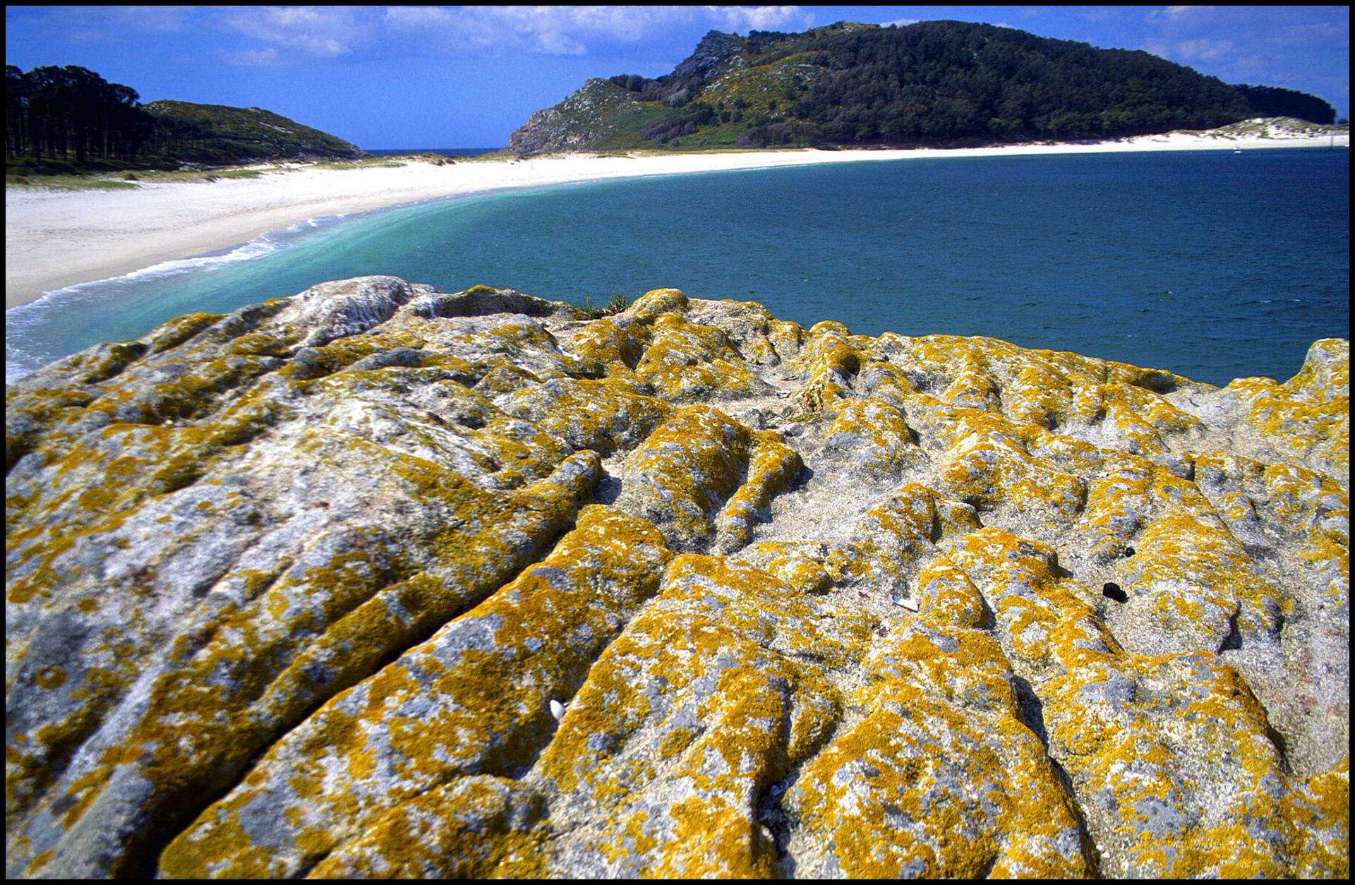 Roca y playa en las Islas Cíes. Ampliar