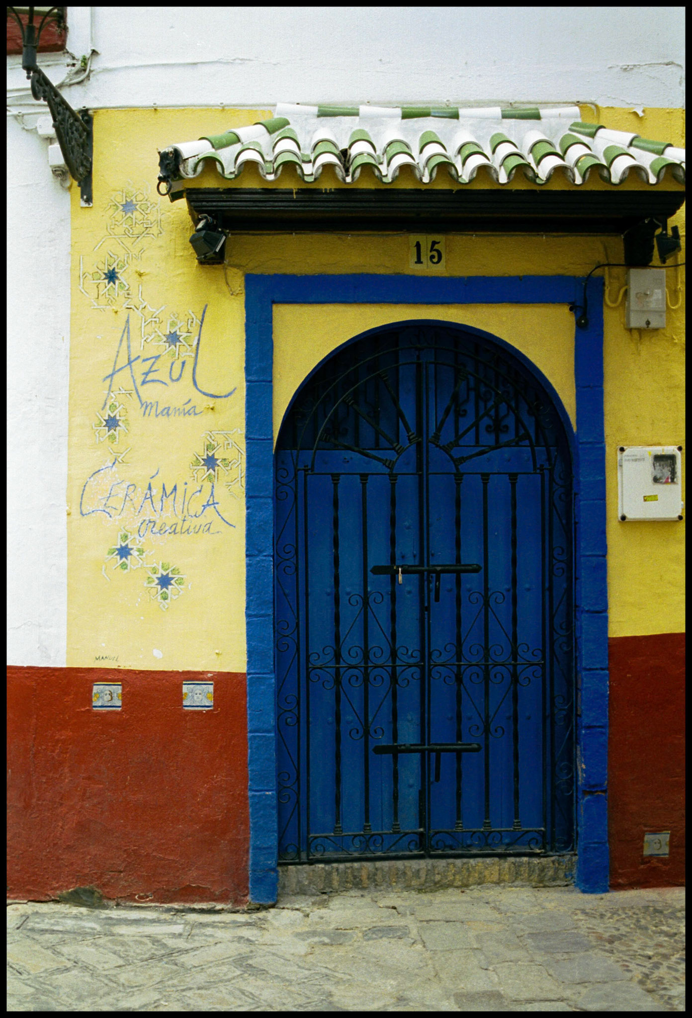 Puerta azul en el barrio de Santa Cruz en Sevilla. Ampliar