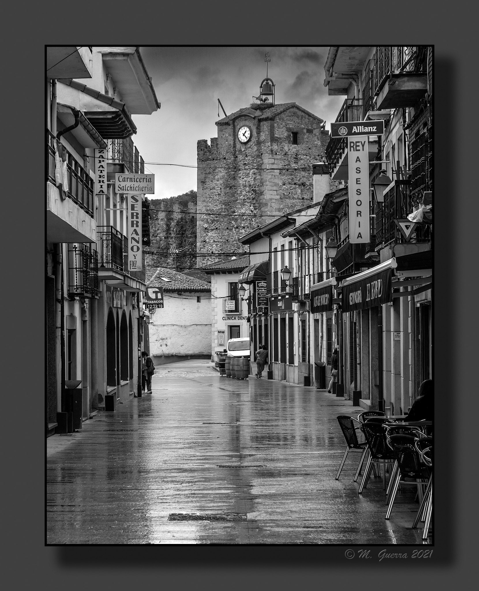 Calle mojada en Buitrago de Lozoya