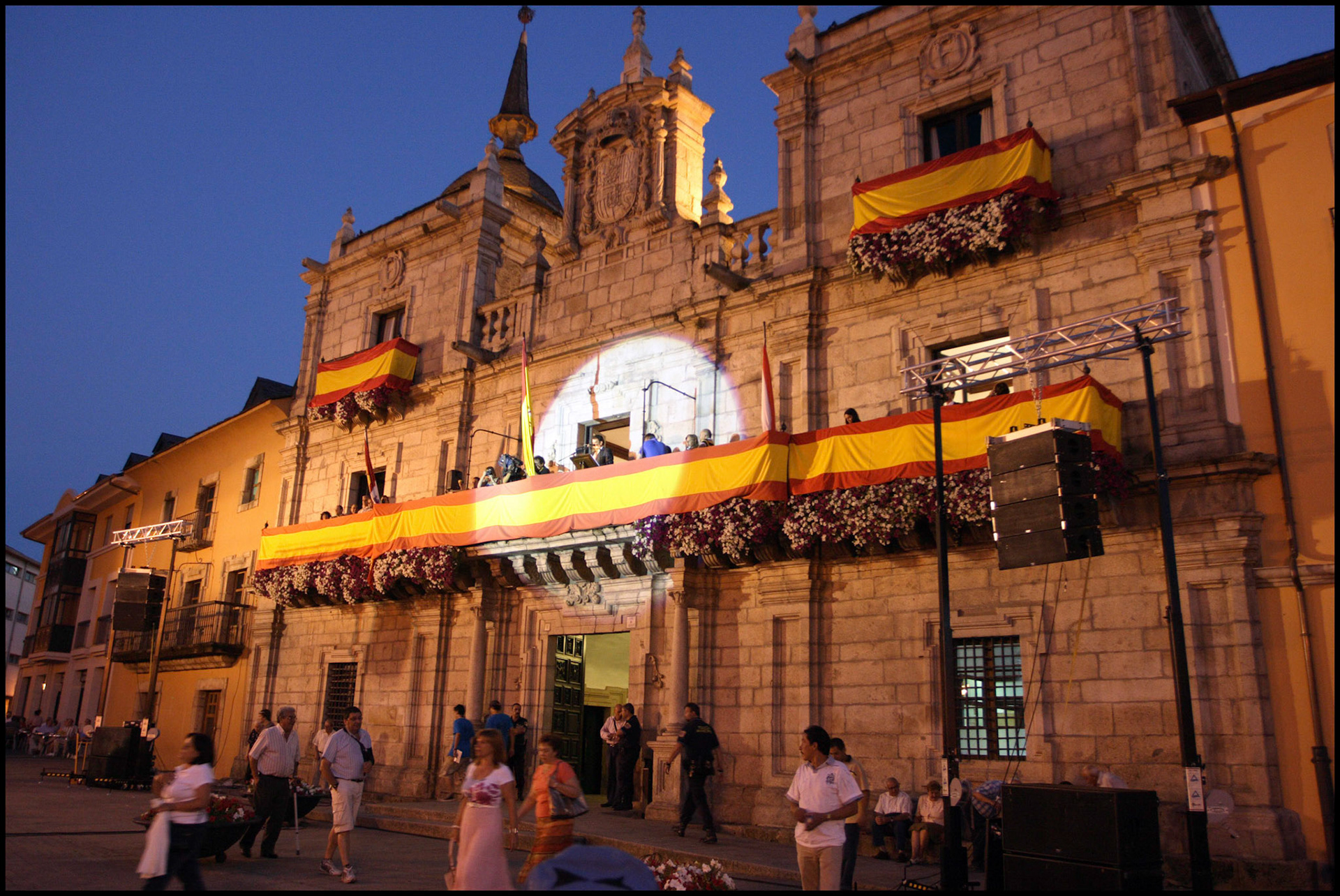 El alcalde leyendo el bando del comienzo de las fiestas de Ponferrada en el balcón del Ayuntamiento. Ampliar