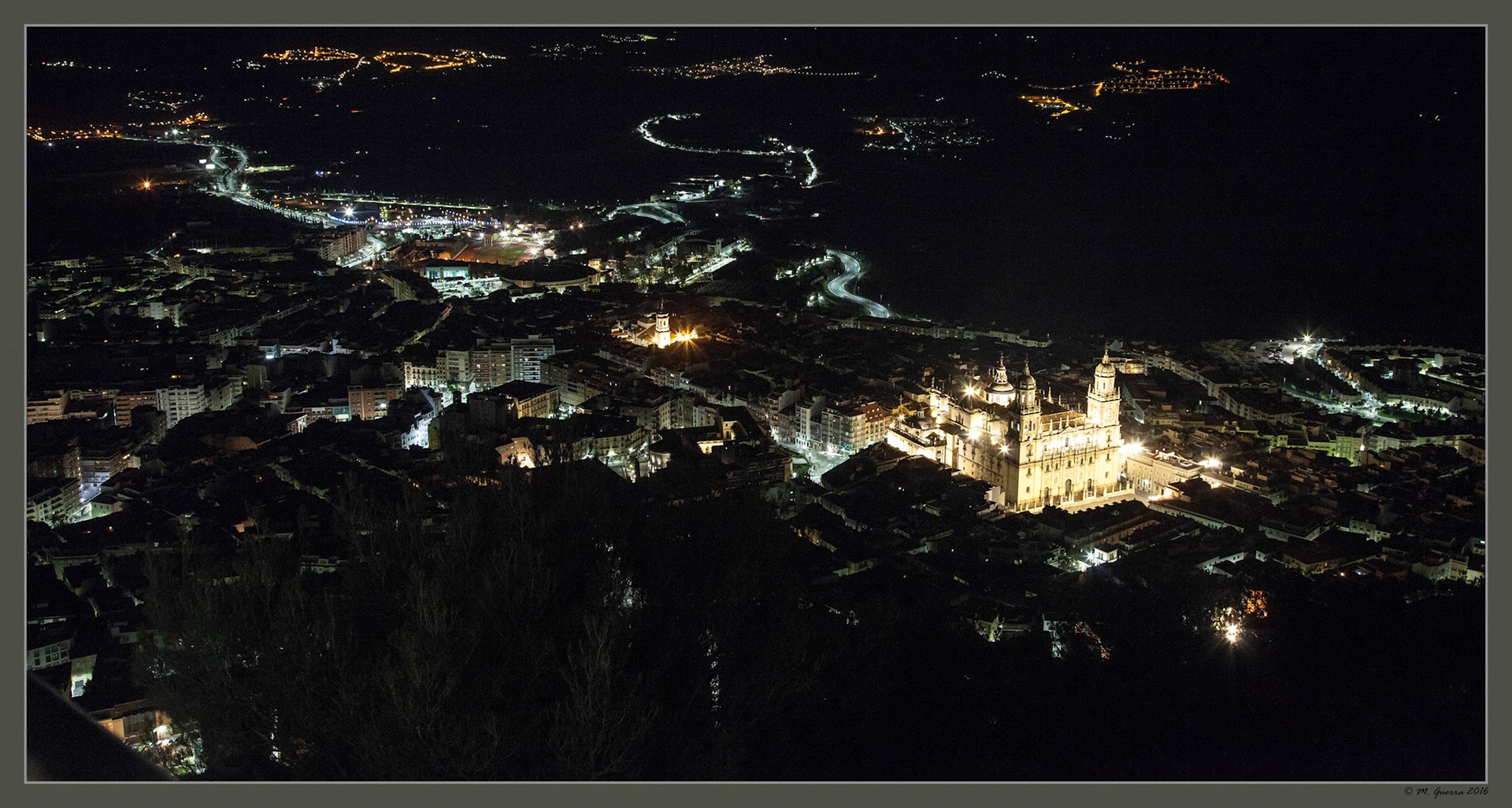 La catedral de Jaén iluminada de noche. Ampliar. 100ASA