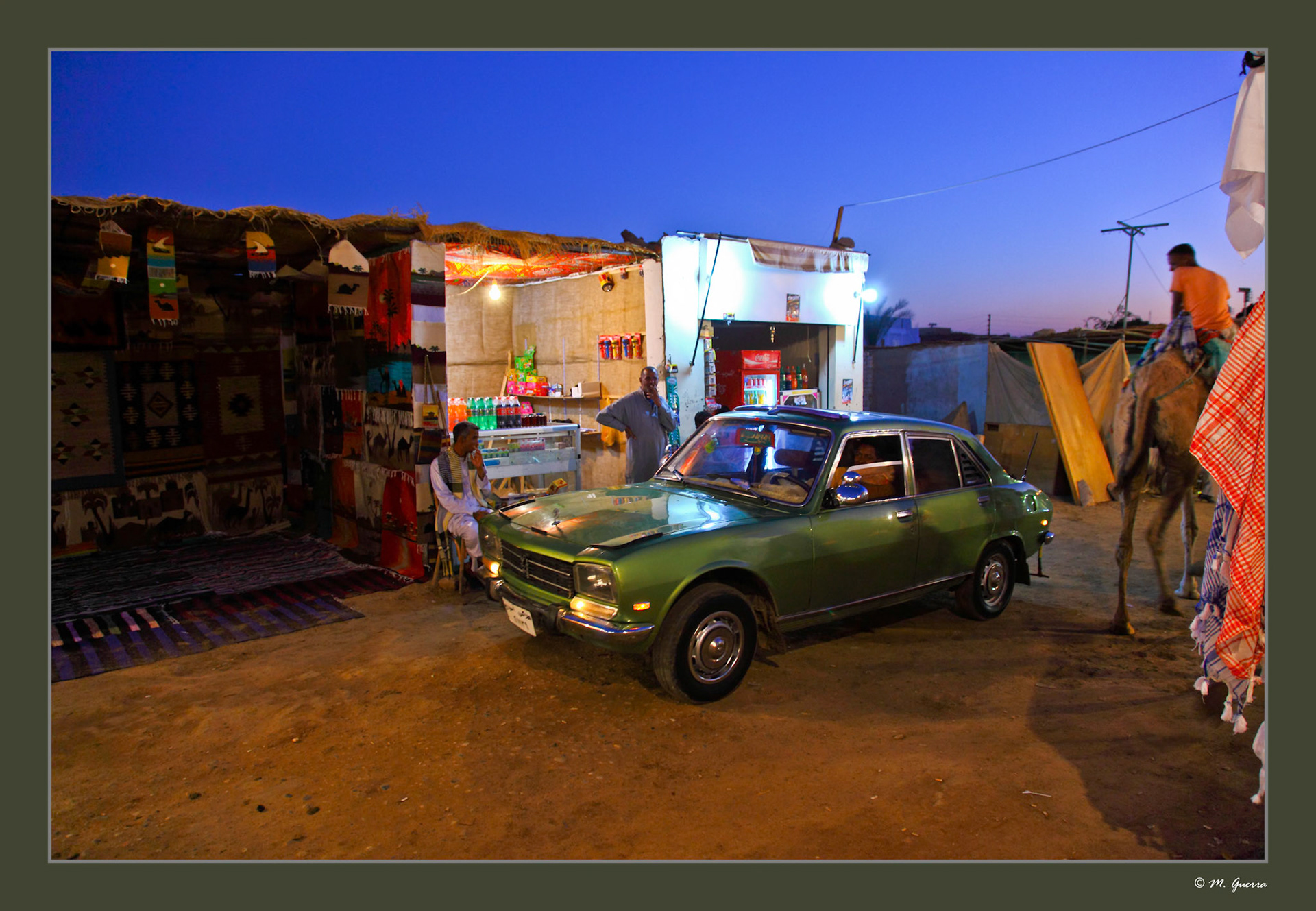 Coche y puesto de bebidas en el pueblo nubio. Ampliar