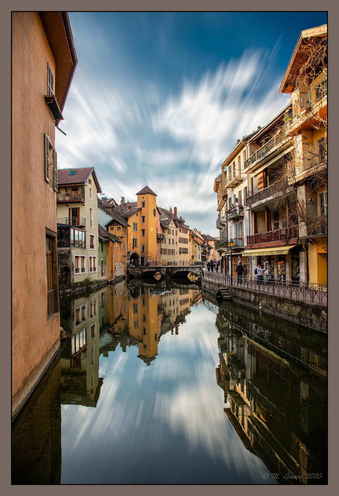 Casas reflejadas en un canal de Annecy. 100ASA