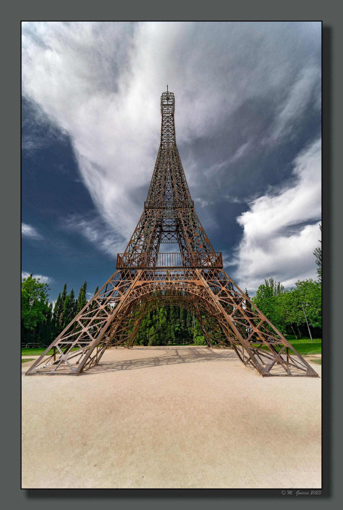 La Torre Eiffel en miniatura en el Parque Europa de Torrejón