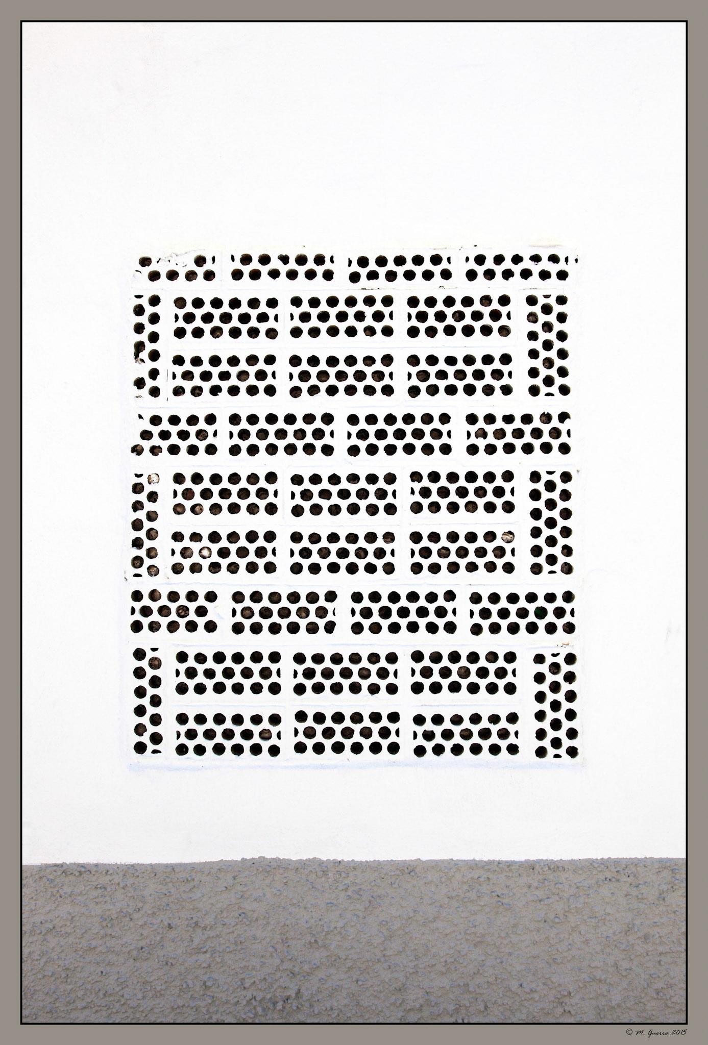 Pared pintada de blanco con ladrillos en Navalcarnero