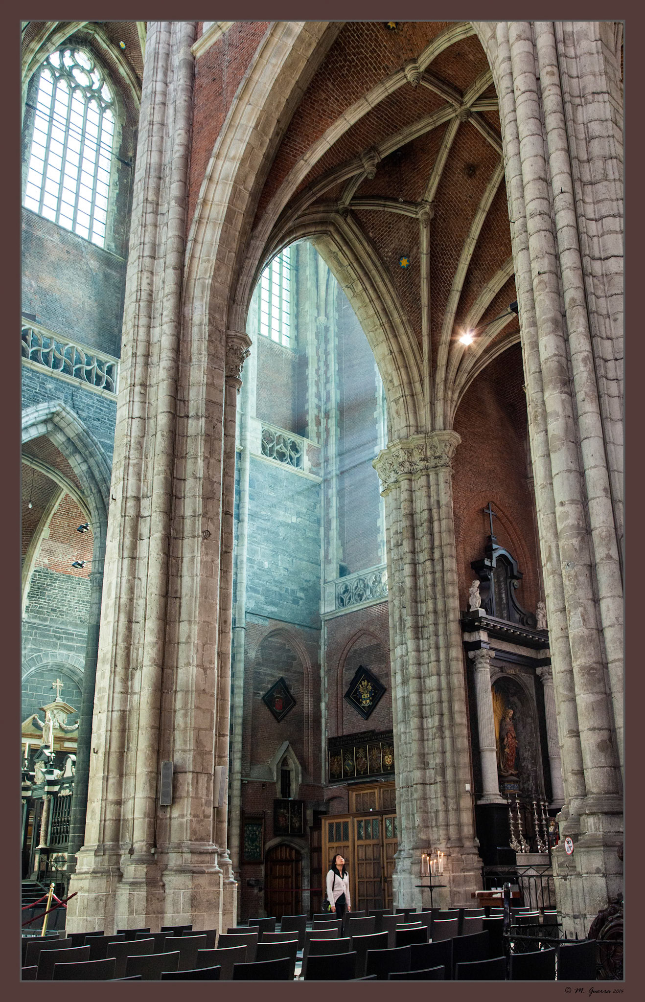 Arcos en las naves de la catedral de Gante. Ampliar