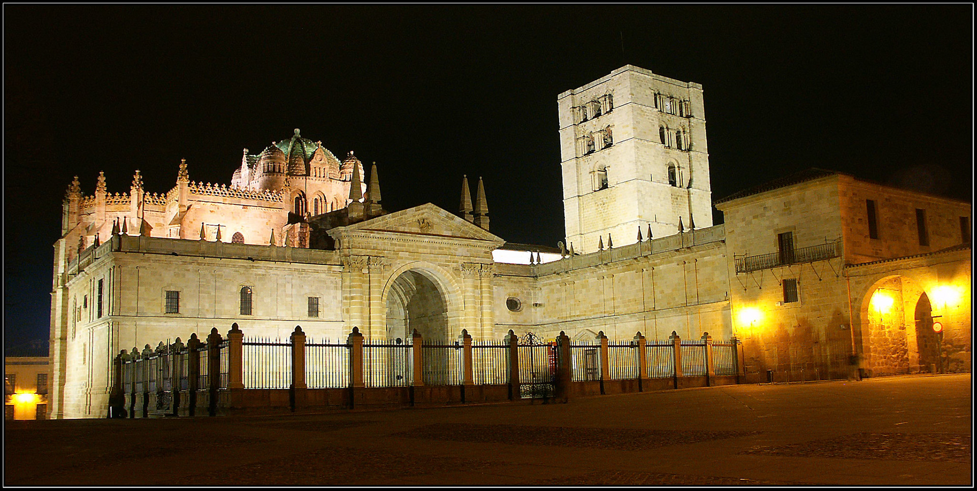 La catedral de Zamora de noche. Ampliar