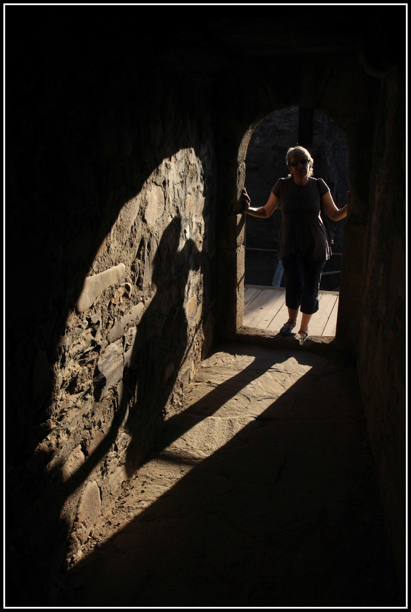 Isabel en el castillo de Ponferrada. Ampliar