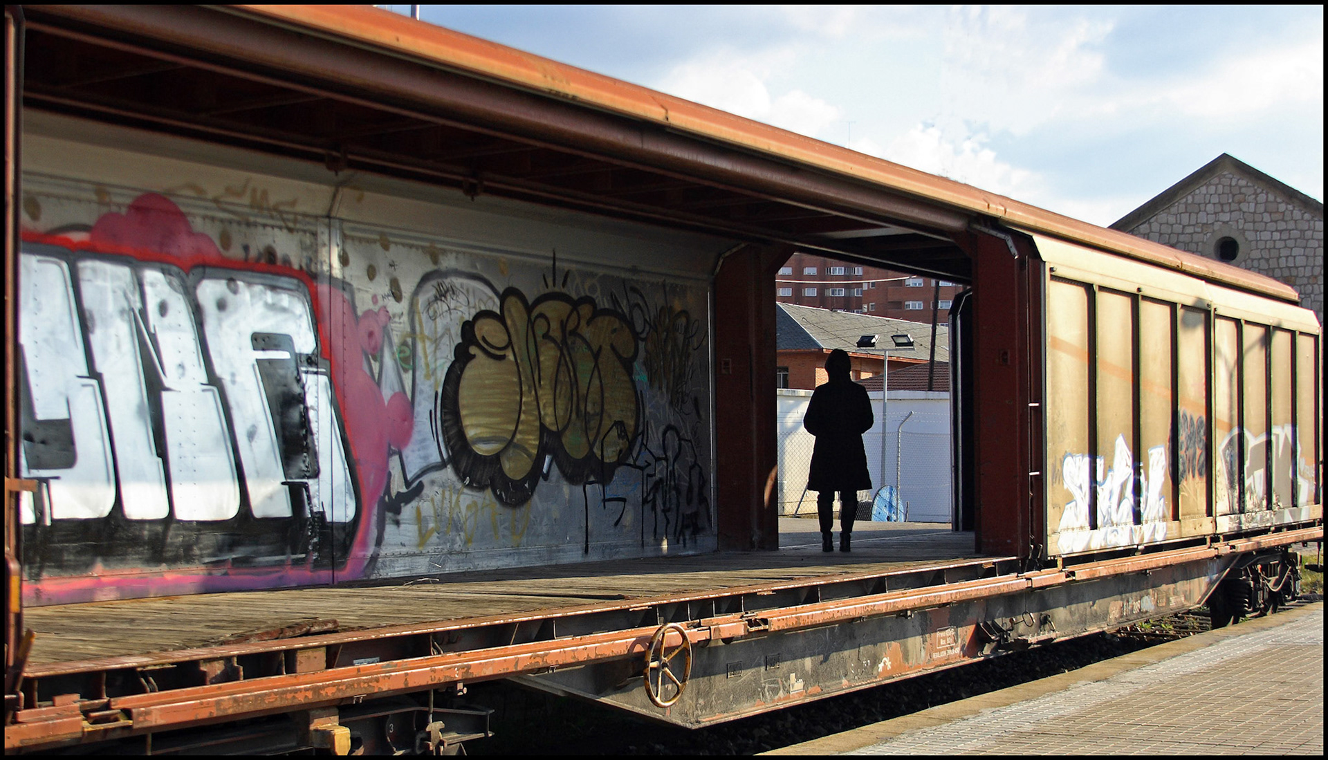 Isabel en un Vagón de tren abandonado en la estación de Zamora. Ampliar. 100ASA