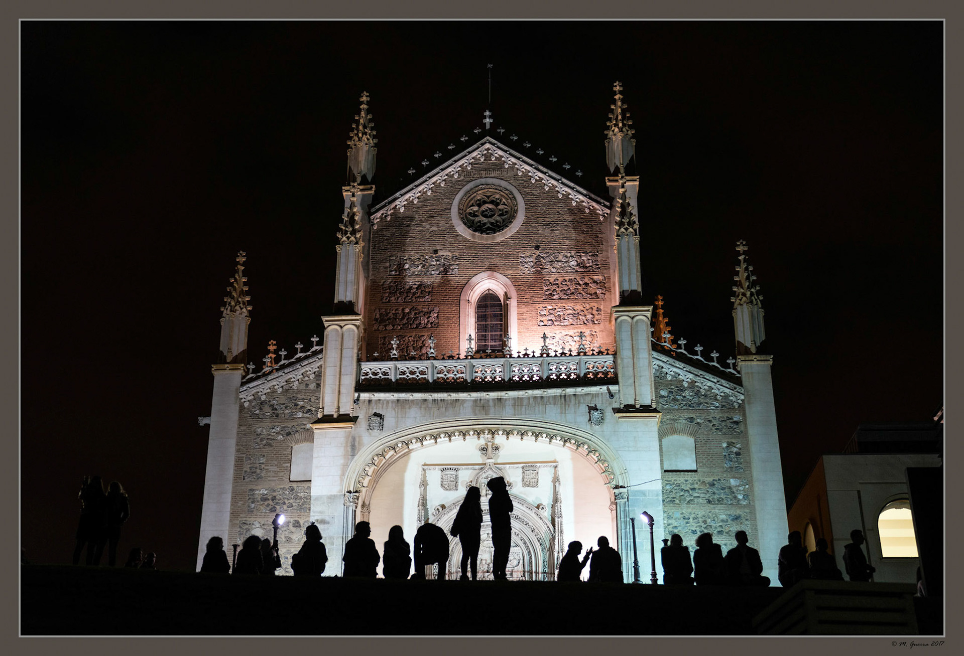 La iglesia de los Jerónimos con personas silueteadas. Ampliar