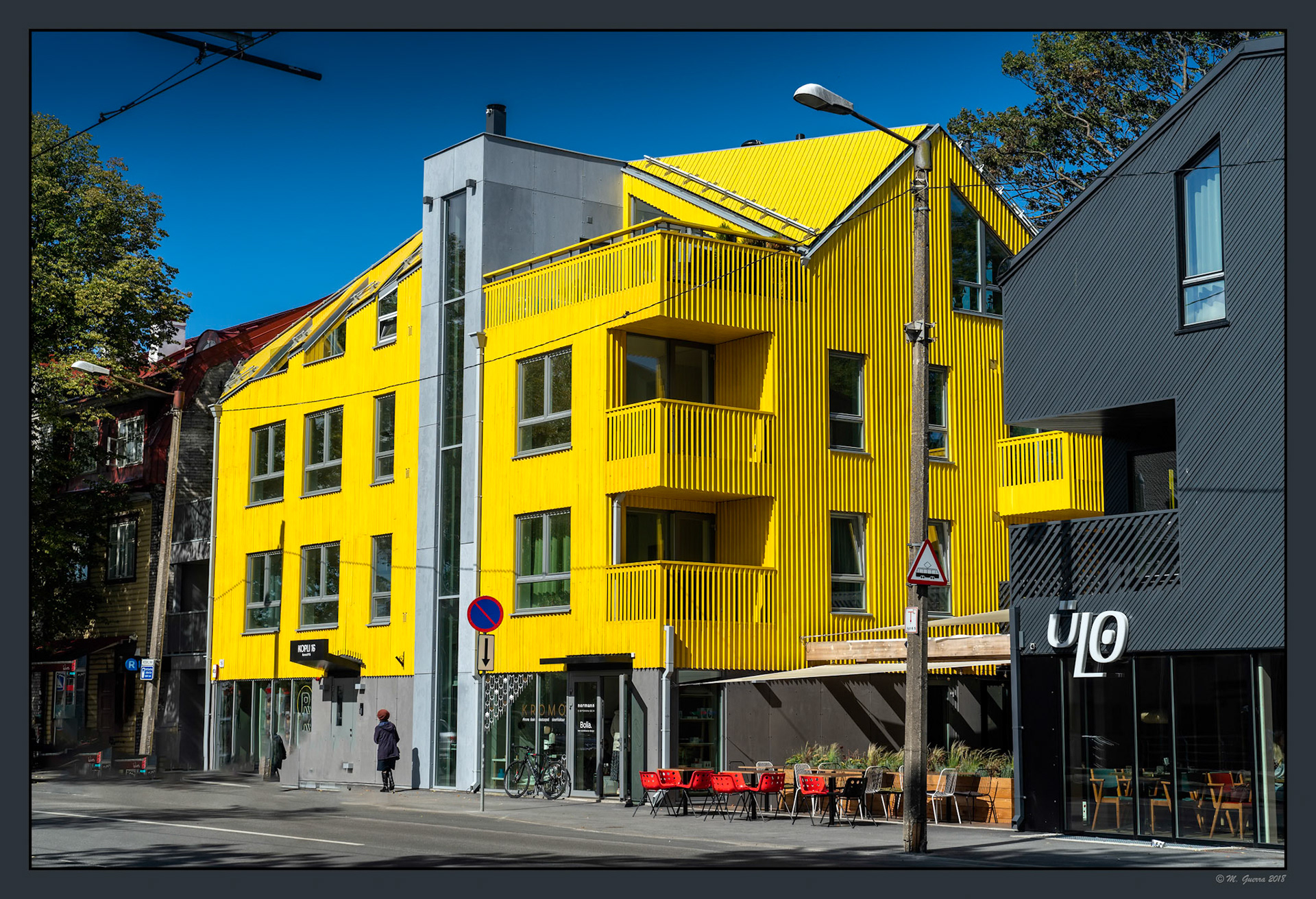 Casa pintada de amarillo en un barrio de élite en Tallin. Ampliar. 100ASA